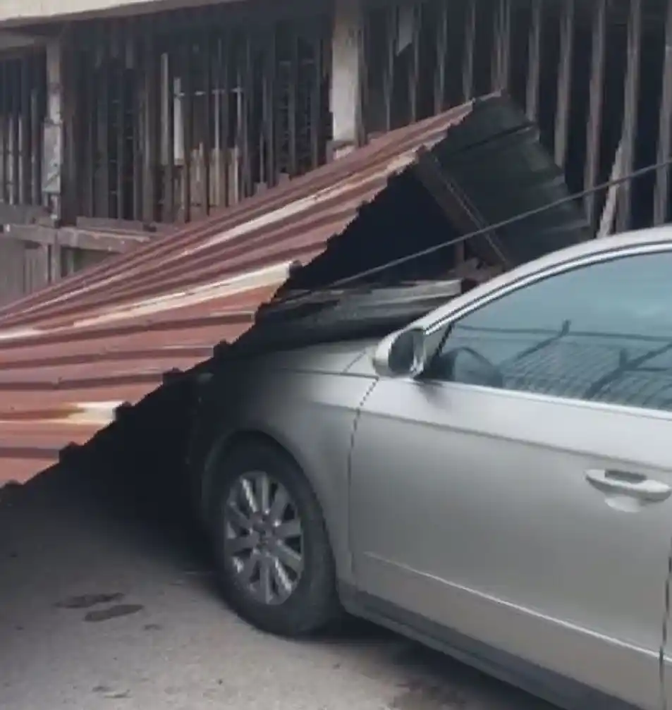 İzmir’de uçan çatı binaya çarptı, ev sahibi korku dolu anlar yaşadı
