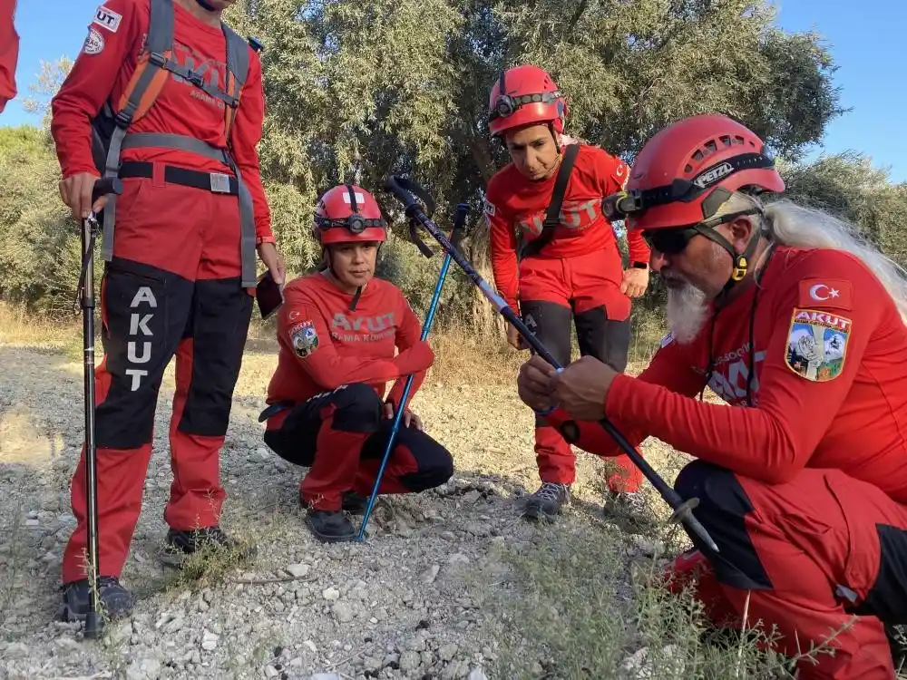 İzmir'deki depremde oğlunu kaybetti, yardım için enkaz alanına koştu
