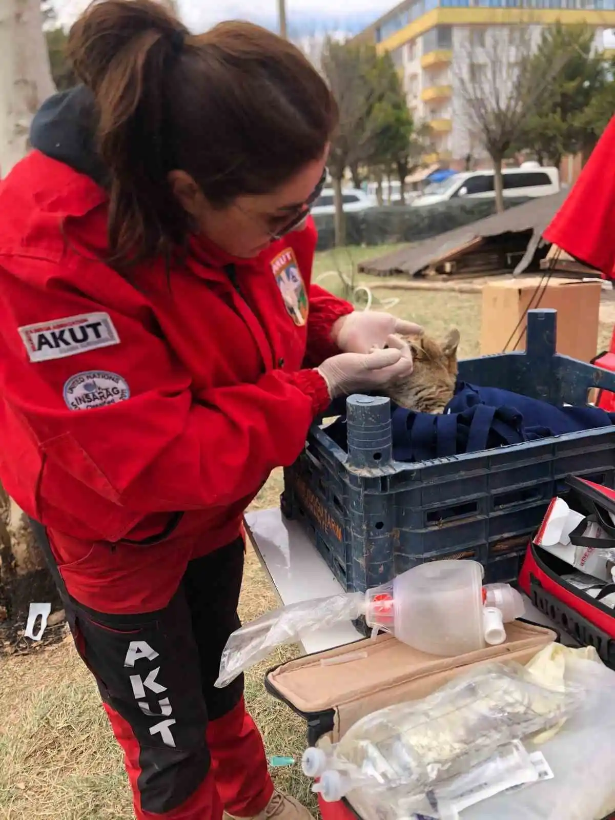 İzmir’deki depremde oğlunu kaybetti, yardım için enkaz alanına koştu
