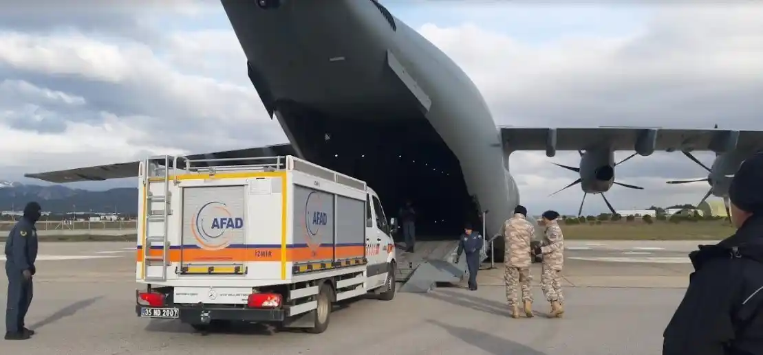 İzmir Valiliği, deprem bölgelerine 2 bin 331 personel gönderildiğini açıkladı
