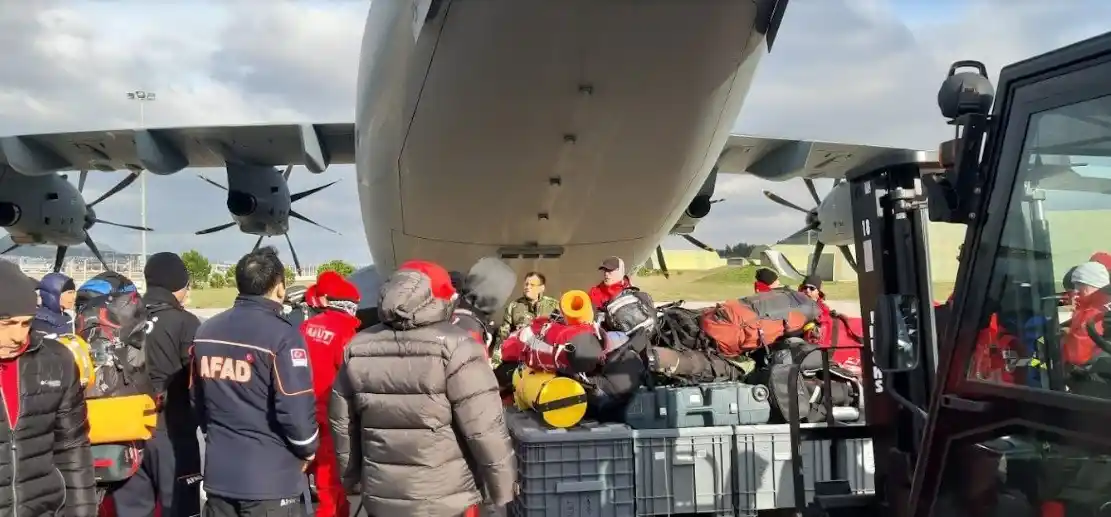 İzmir Valiliği, deprem bölgelerine 2 bin 331 personel gönderildiğini açıkladı
