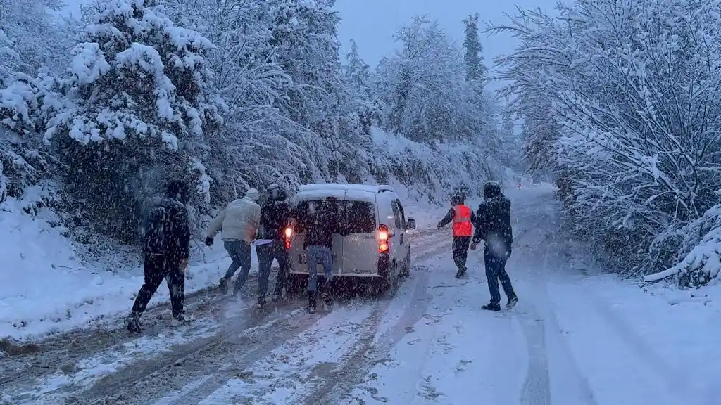İznik'te yoğun kar yağışı hayatı felç etti, araçlar yolda kaldı
