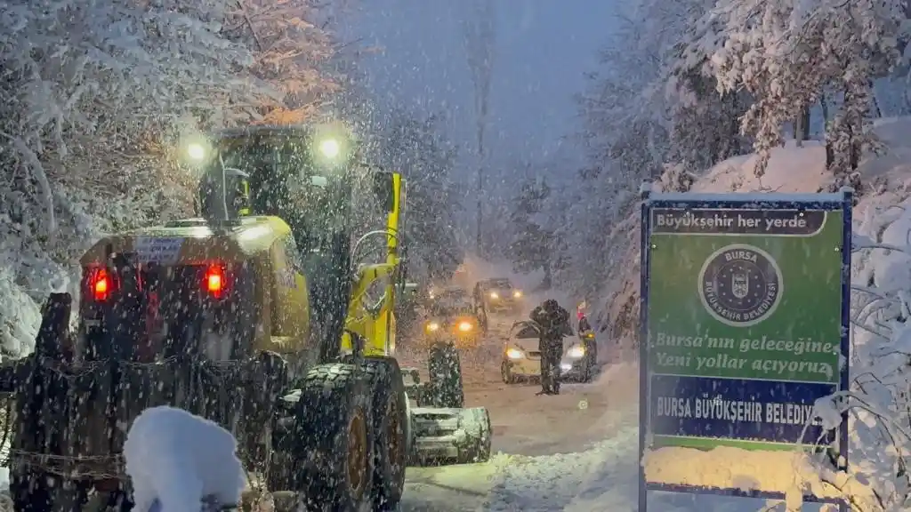 İznik’te yoğun kar yağışı hayatı felç etti, araçlar yolda kaldı
