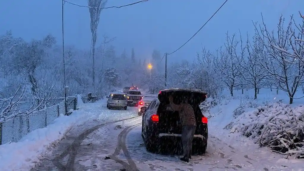 İznik’te yoğun kar yağışı hayatı felç etti, araçlar yolda kaldı
