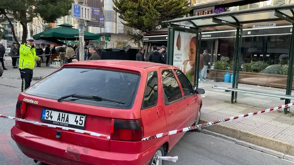 Kadıköy’de kontrolden çıkan lüks otomobil restorana daldı
