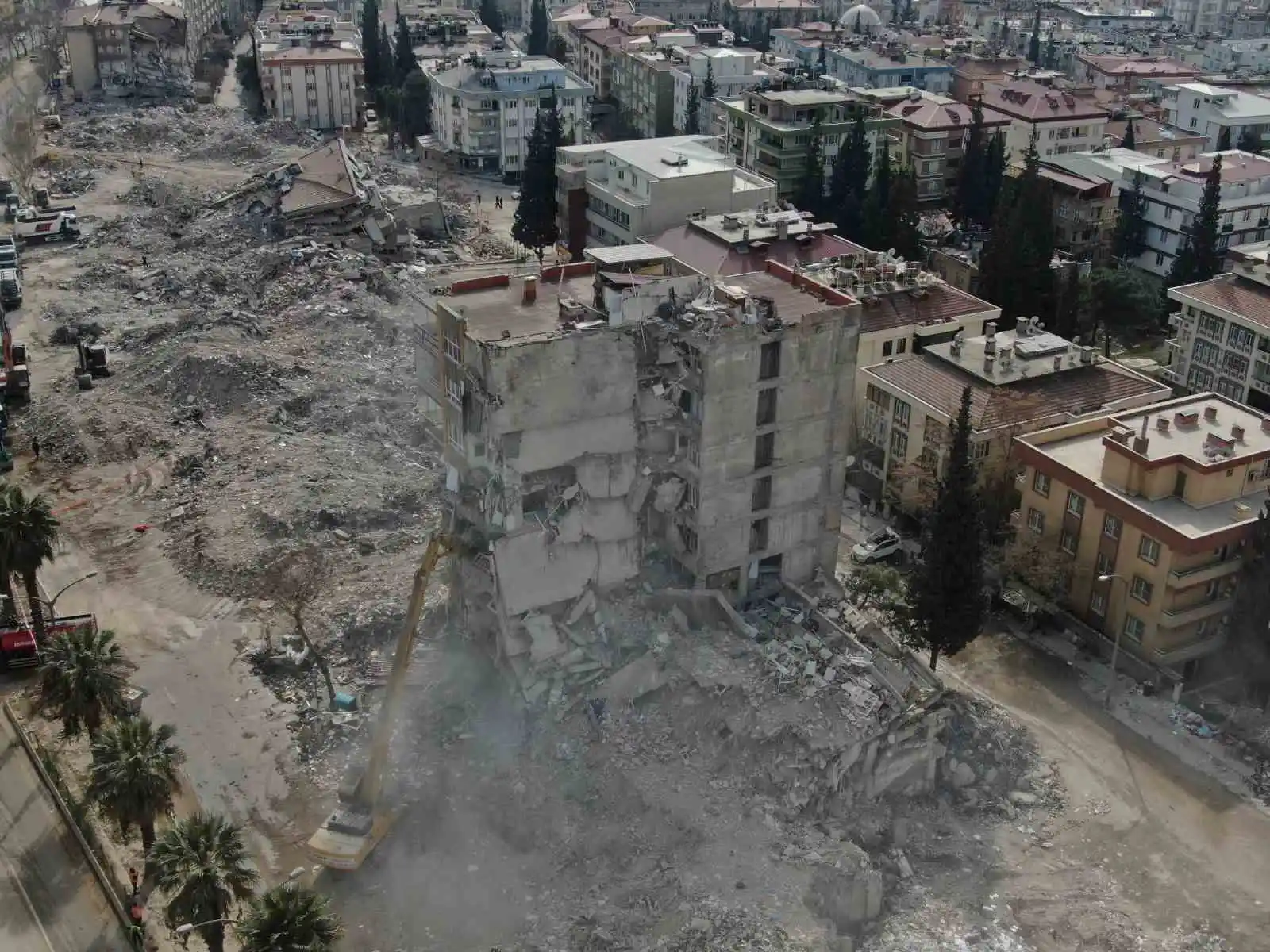 Kahramanmaraş'ta ağır hasarlı binaların yıkımı sürüyor
