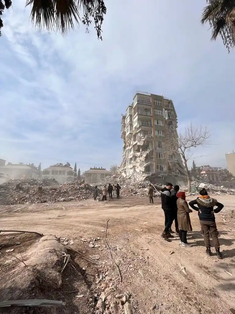 Kahramanmaraş’ta ağır hasarlı binaların yıkımı sürüyor
