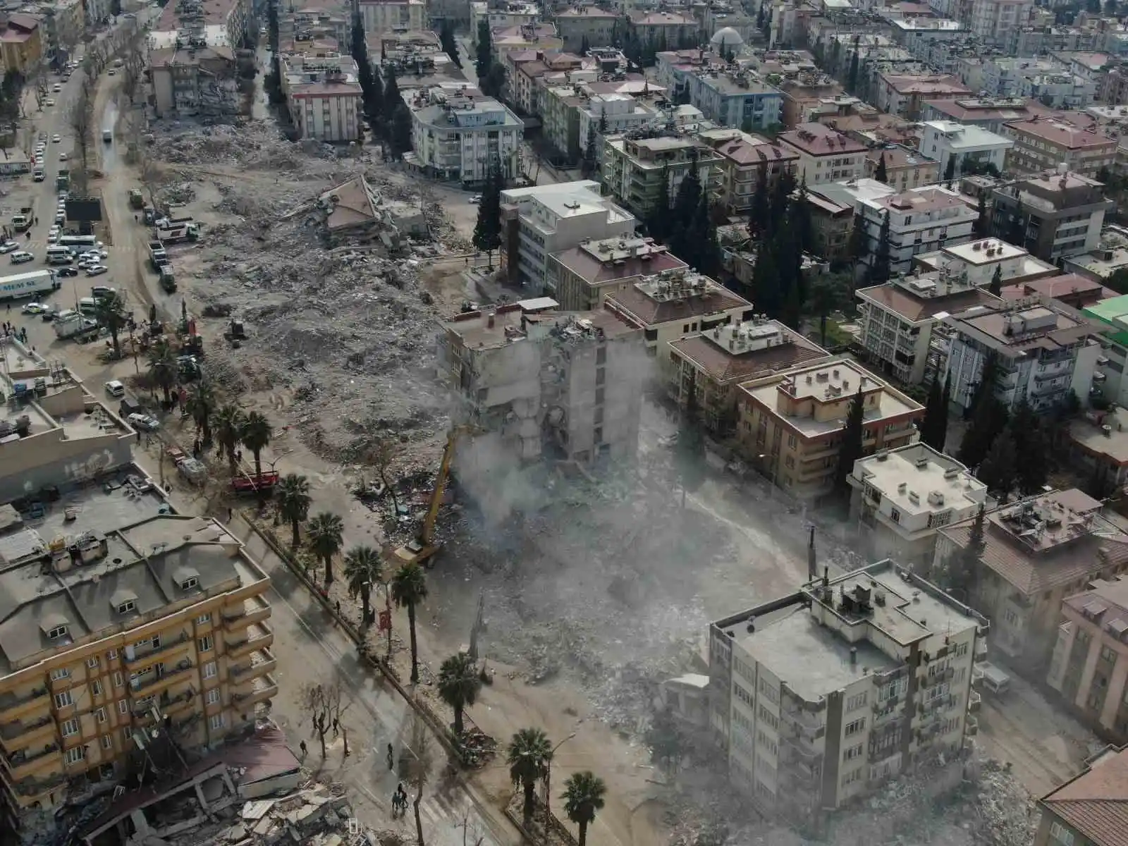 Kahramanmaraş’ta ağır hasarlı binaların yıkımı sürüyor
