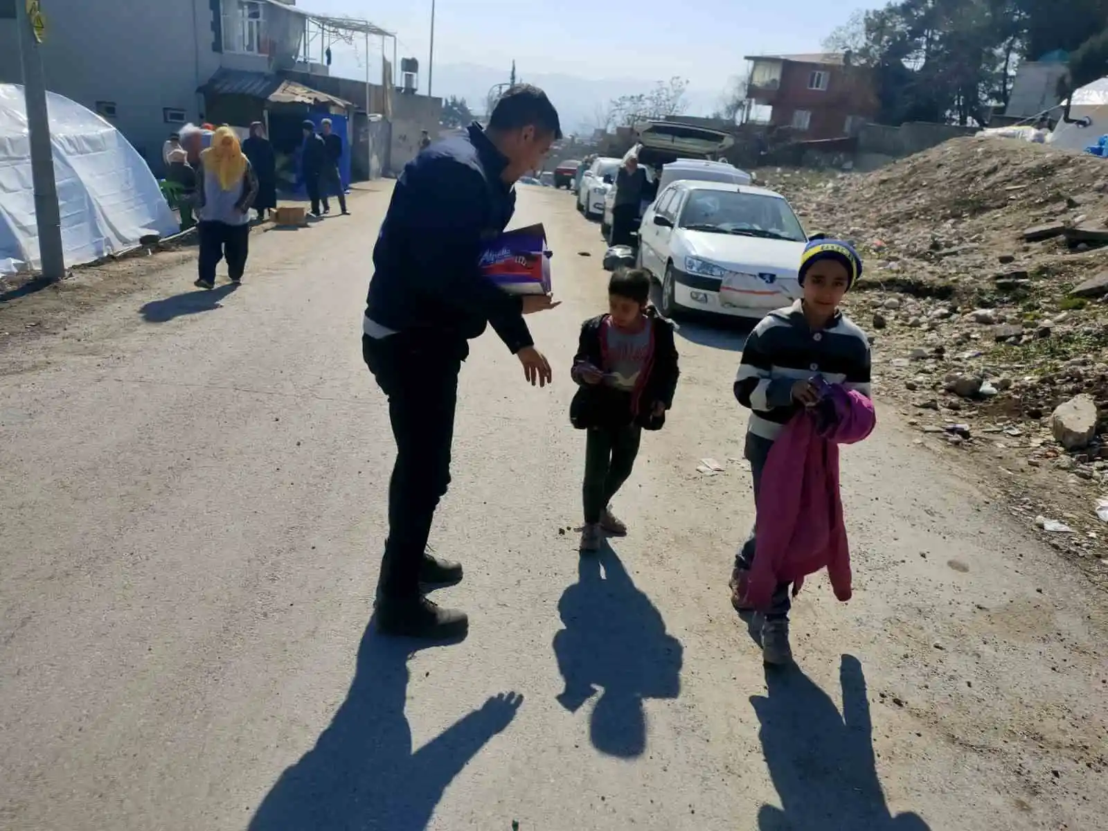 Kahramanmaraş’ta yardım malzemeleri depremzedelere ulaştırılıyor
