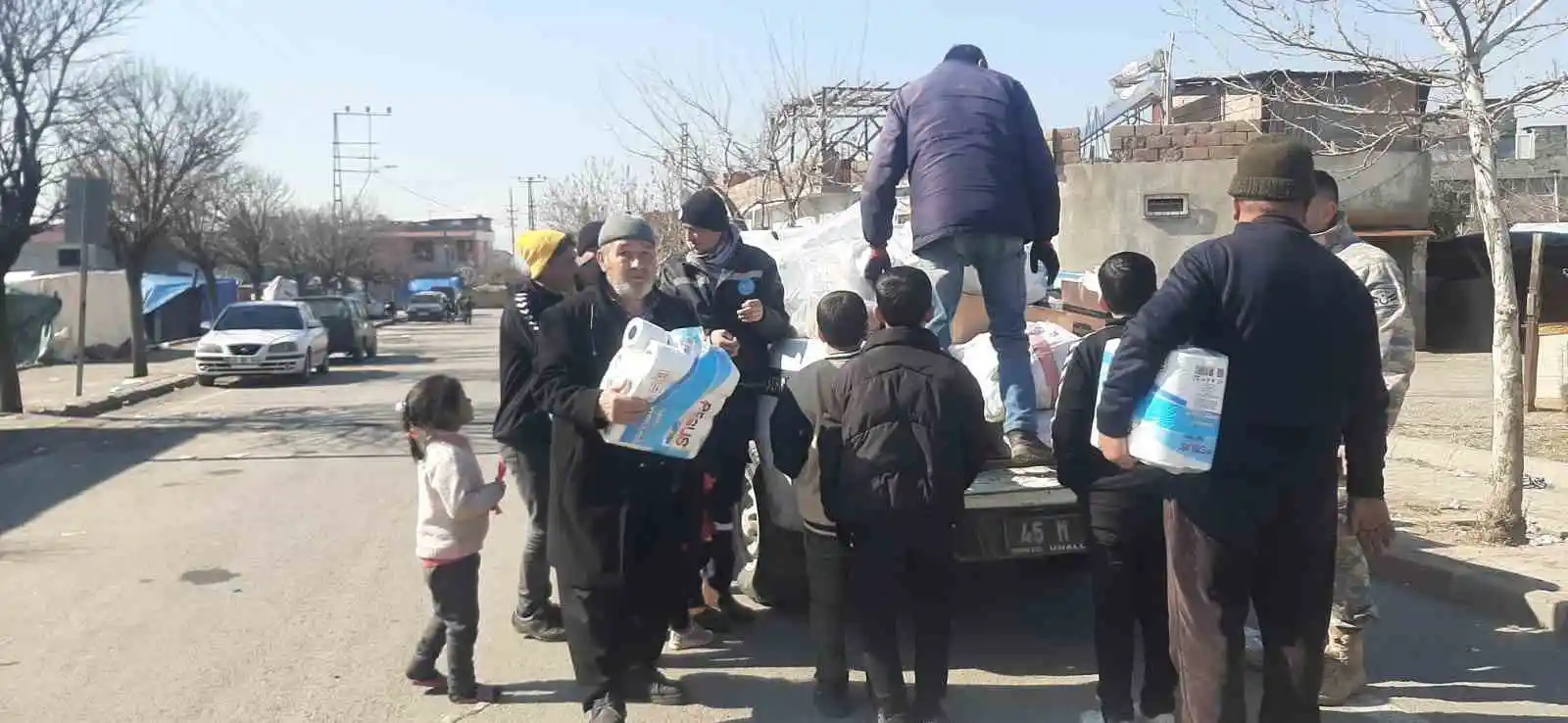 Kahramanmaraş’ta yardım malzemeleri depremzedelere ulaştırılıyor
