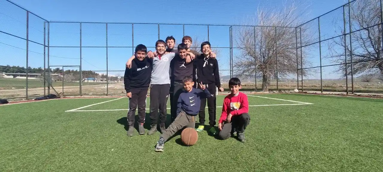 Kahramanmaraş’taki depremzede çocuklar futbol oynayarak moral buluyor
