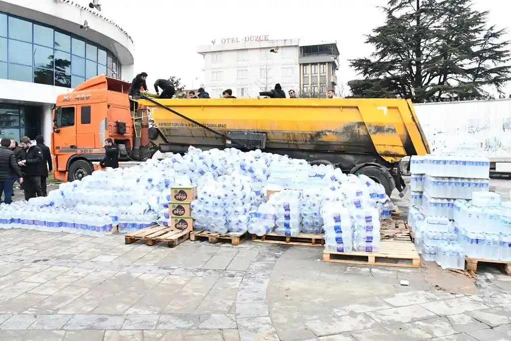 Kamyonlar dolusu su deprem bölgesine gidecek
