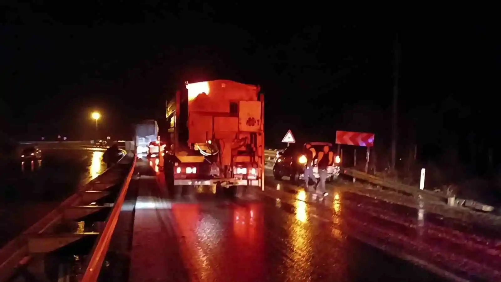 Kar yağışı zincirleme kazaya neden oldu: 3 yaralı
