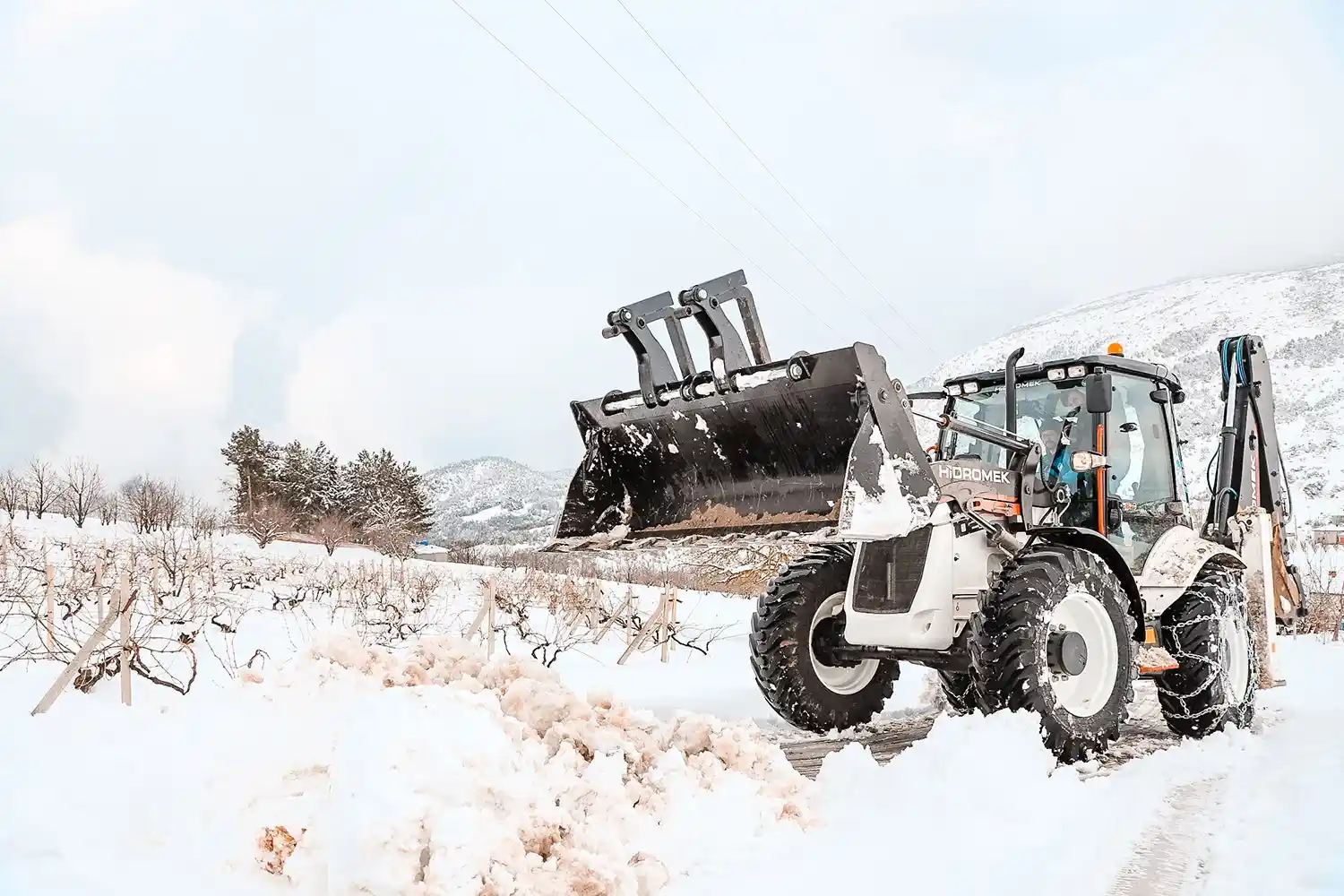 Karda kapanan 41 mahalle yolu ulaşıma açıldı
