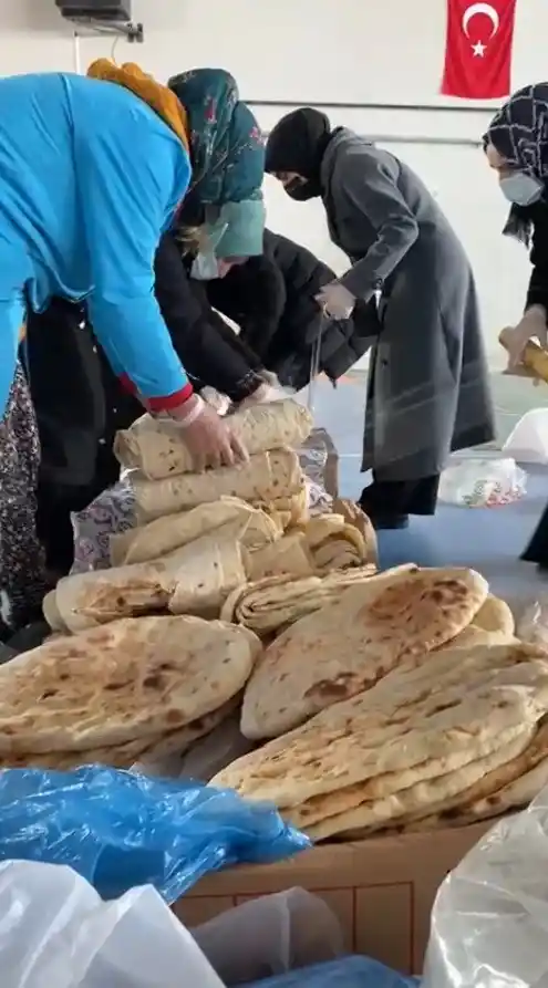 Kars'ta kadınlar pişirdikleri ekmekleri deprem bölgesine gönderdi
