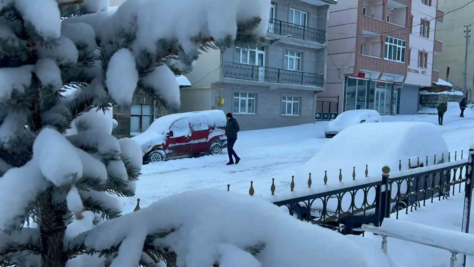 Kars'ta kar ve tipi 39 köy yolunu ulaşıma kapadı
