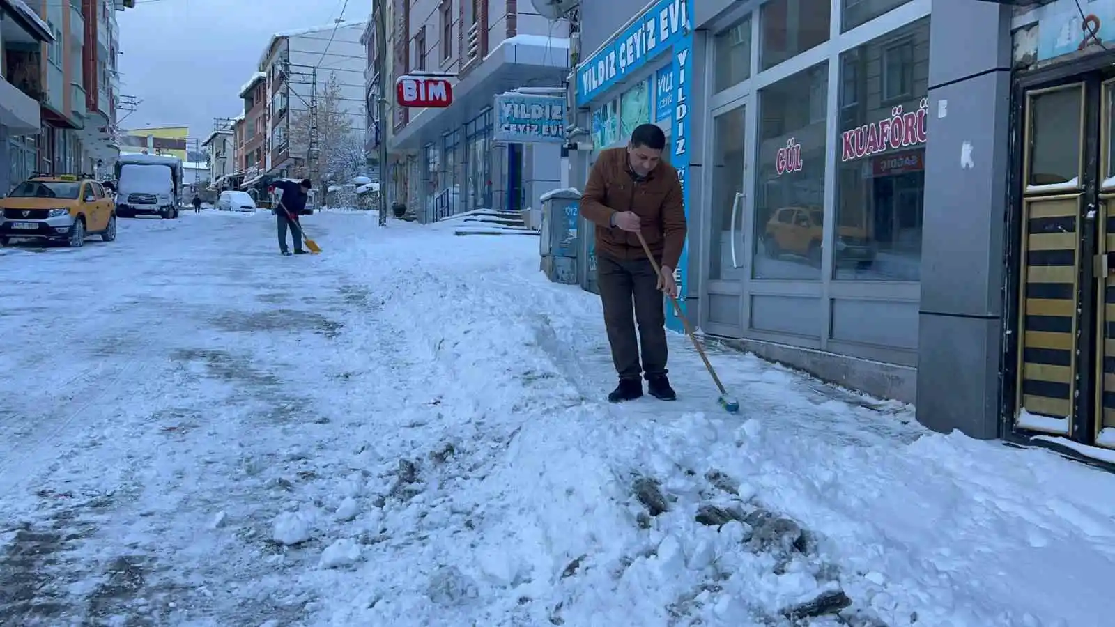 Kars’ta kar ve tipi 39 köy yolunu ulaşıma kapadı
