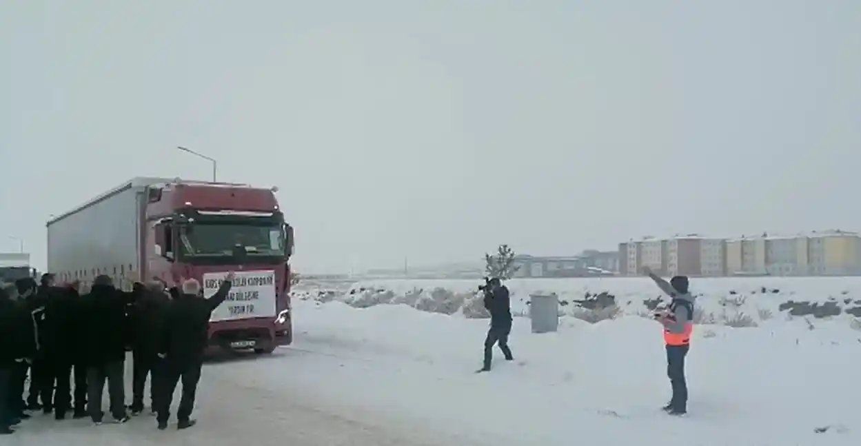 Kars'tan deprem bölgesine yardımlar sürüyor
