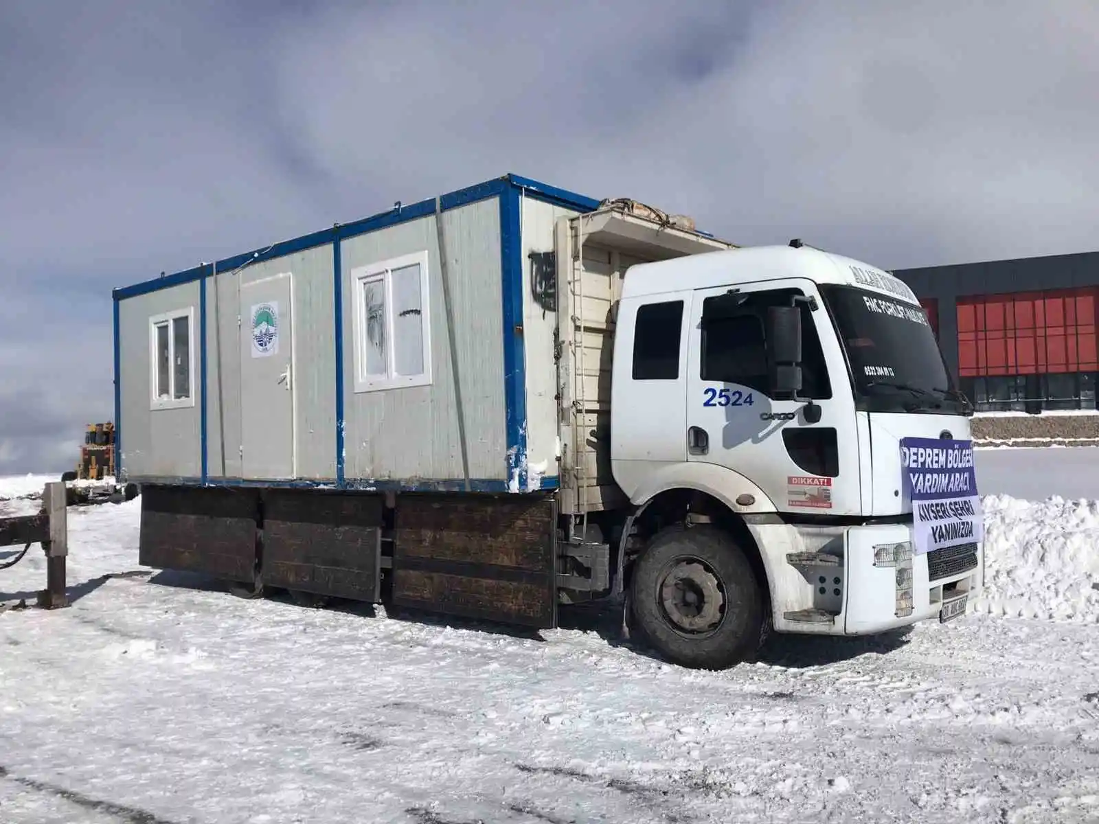 Kayseri Büyükşehir’den Adıyaman’a iş makineleri, Elbistan’a konteynır gönderildi
