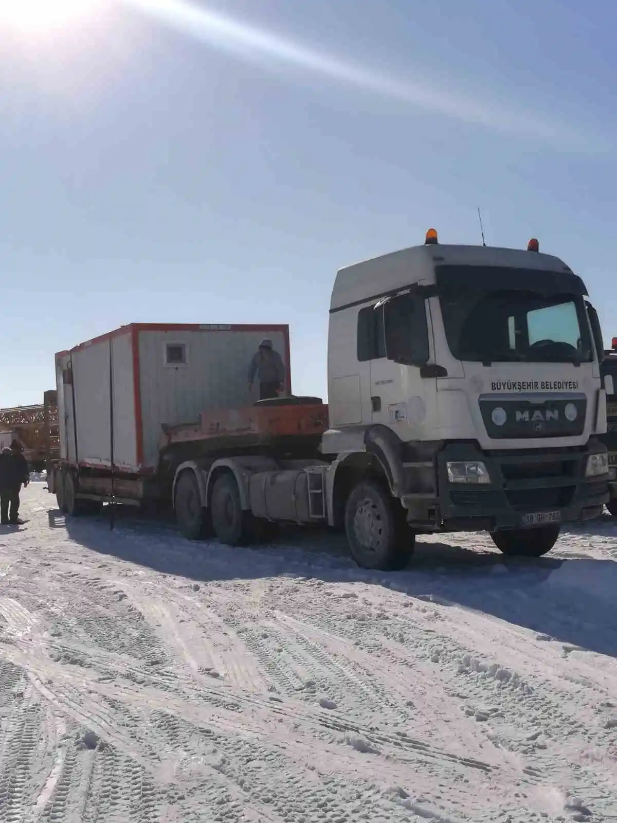 Kayseri Büyükşehir’den Adıyaman’a iş makineleri, Elbistan’a konteynır gönderildi
