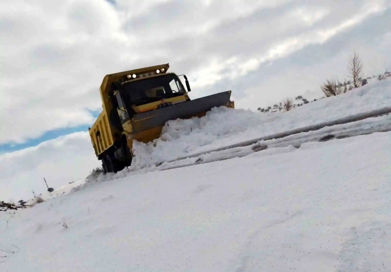 Kayseri’de yoğun kardan dolayı ulaşıma kapanan 208 mahalle yolu açıldı
