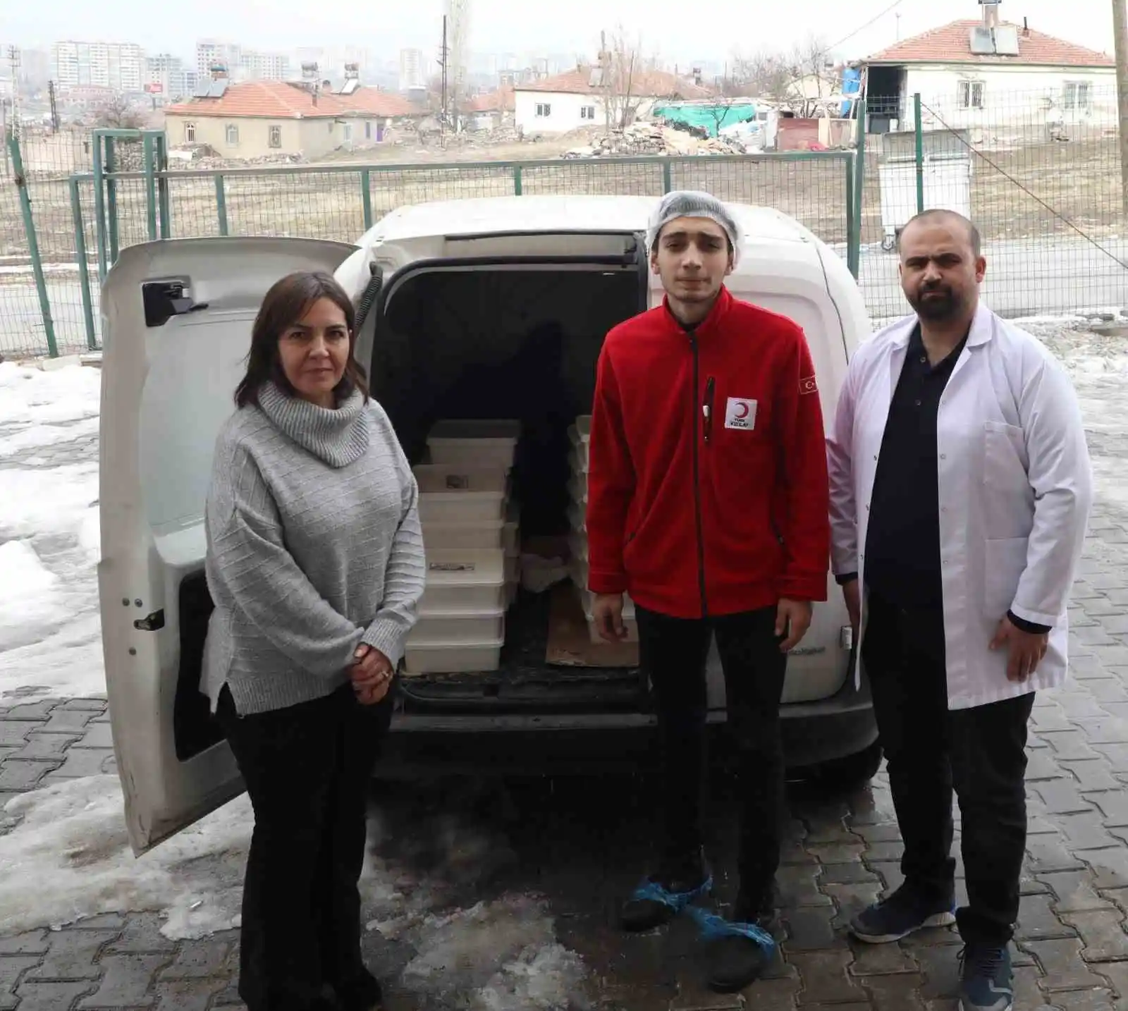 KAYÜ bağışçılardan temin ettiği sütü peynir yaparak depremzedelere gönderdi
