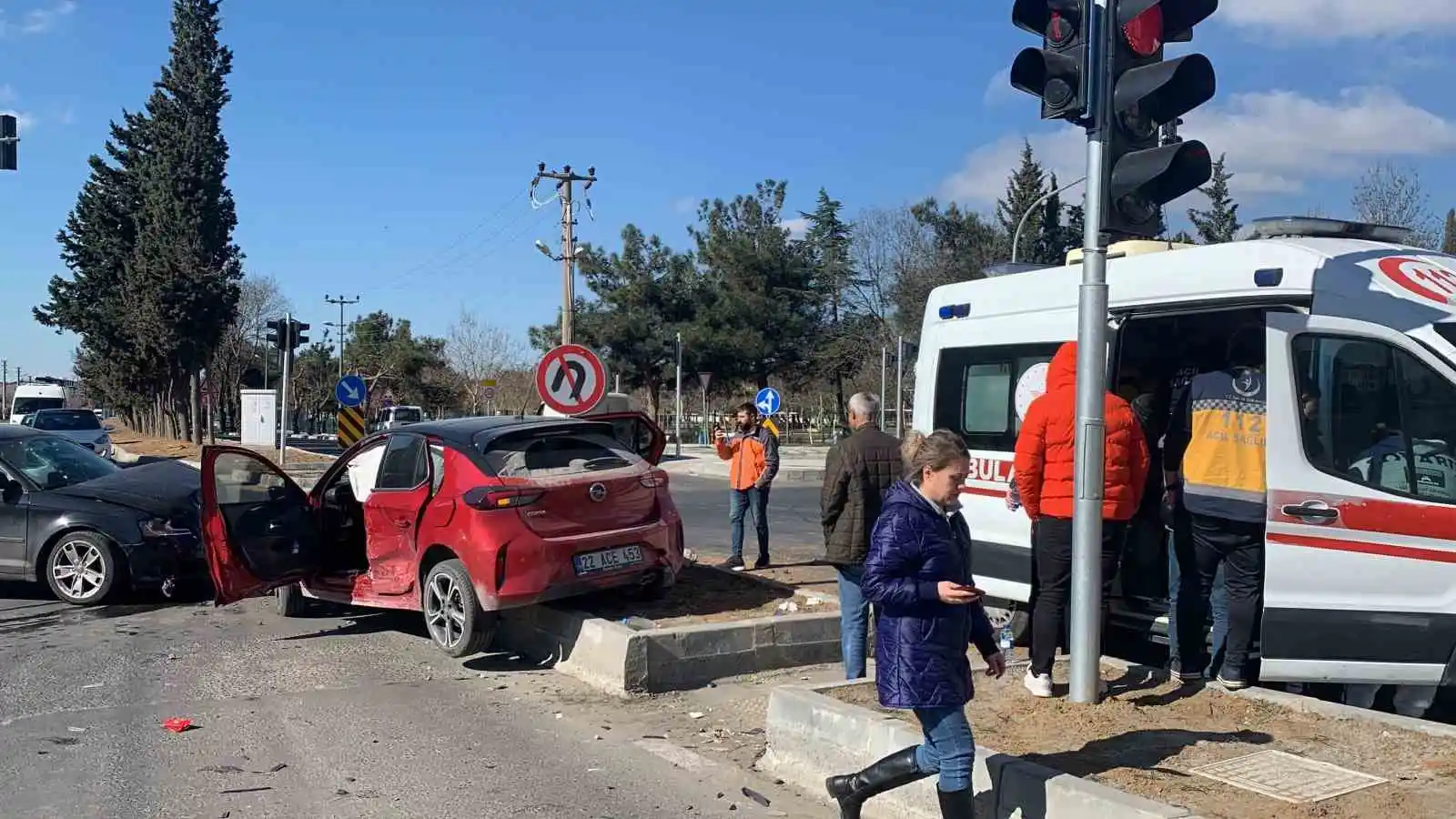 Kırmızı ışık ihlalinin kazayla sonuçlandığı anlar kamerada: 2 yaralı
