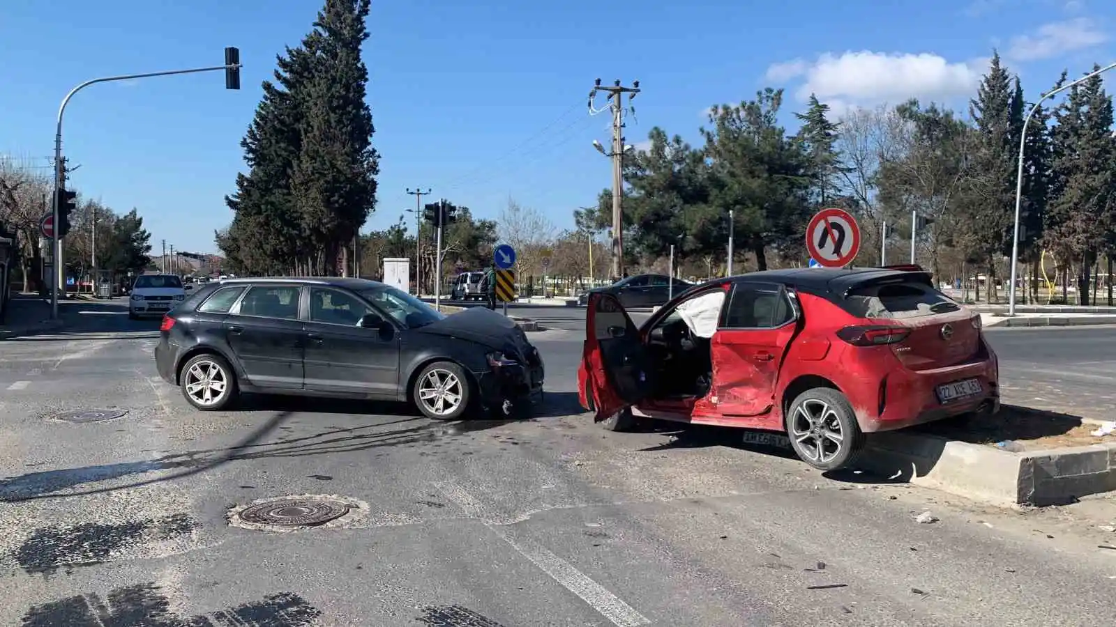 Kırmızı ışık ihlalinin kazayla sonuçlandığı anlar kamerada: 2 yaralı
