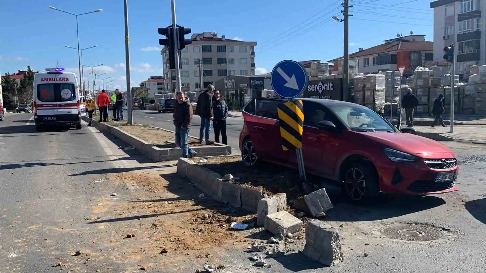 Kırmızı ışık ihlalinin kazayla sonuçlandığı anlar kamerada: 2 yaralı
