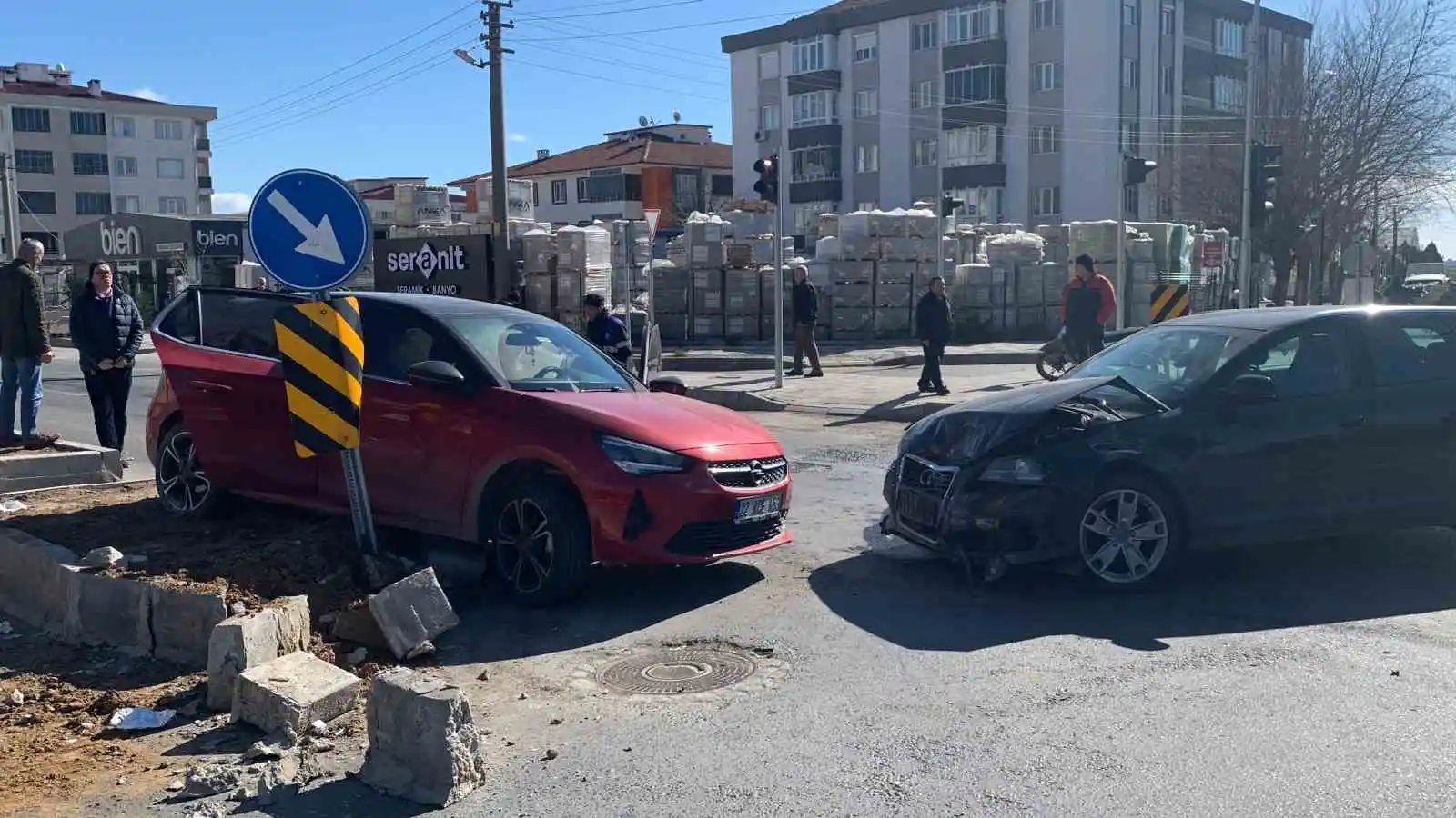 Kırmızı ışık ihlalinin kazayla sonuçlandığı anlar kamerada: 2 yaralı
