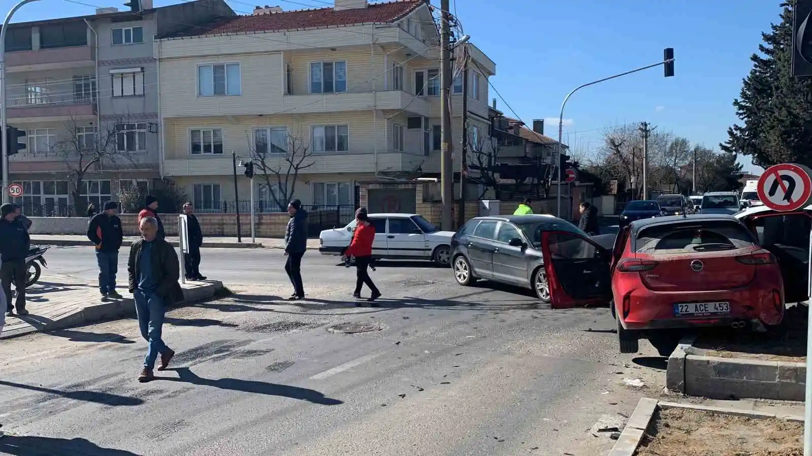 Kırmızı ışık ihlalinin kazayla sonuçlandığı anlar kamerada: 2 yaralı
