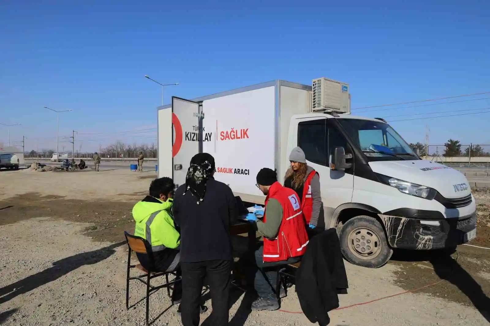 Kızılay mobil sağlık araçları ilk gün 600'den fazla depremzedeye ulaştı
