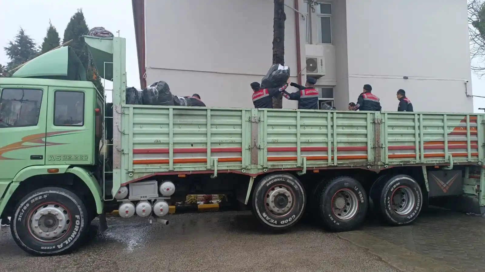 Kocaeli jandarması depremzedelerin yarasını sarmak için seferber oldu
