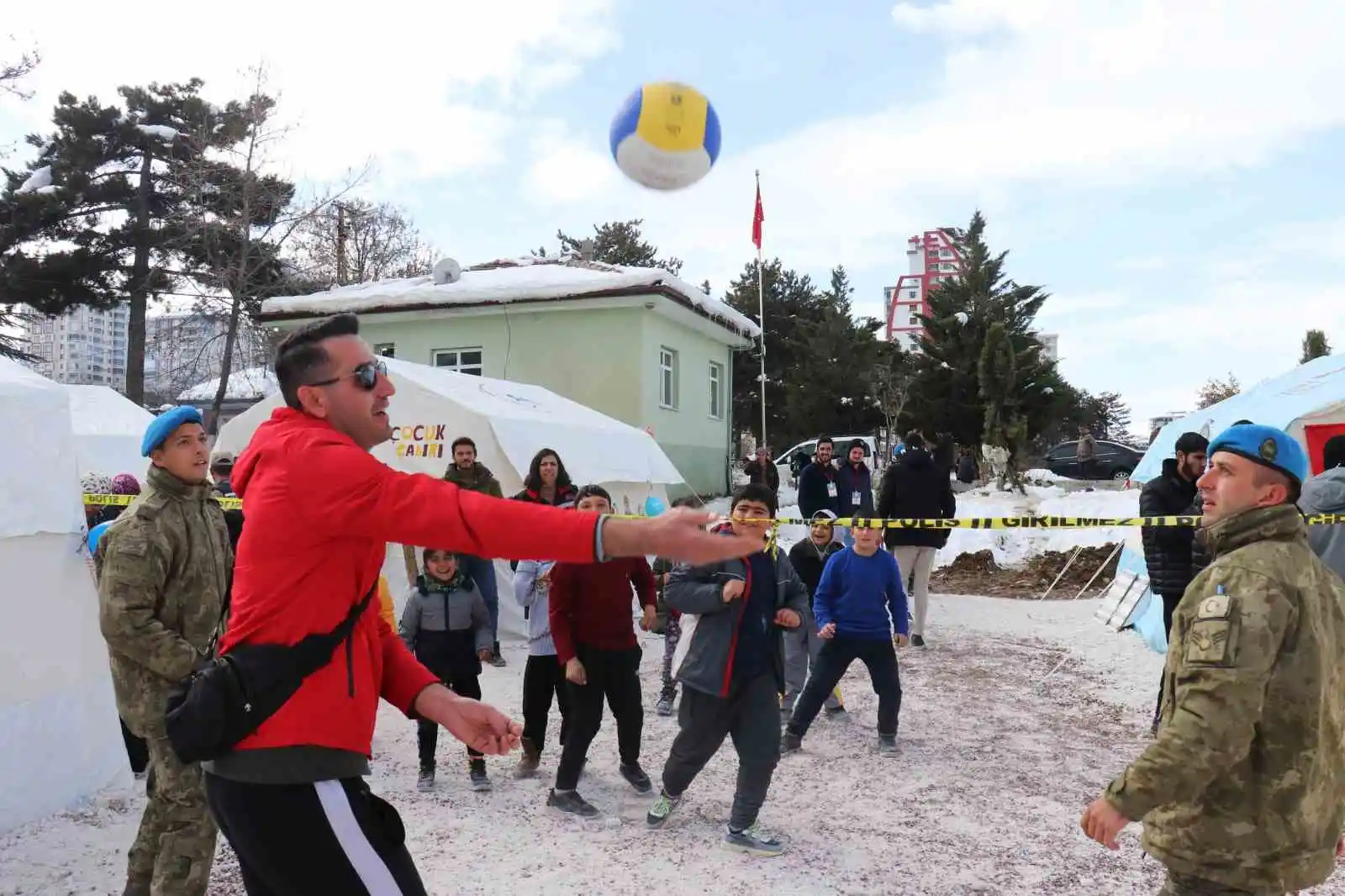 Komandolar ile depremzede çocukların kıran kırana voleybol maçı
