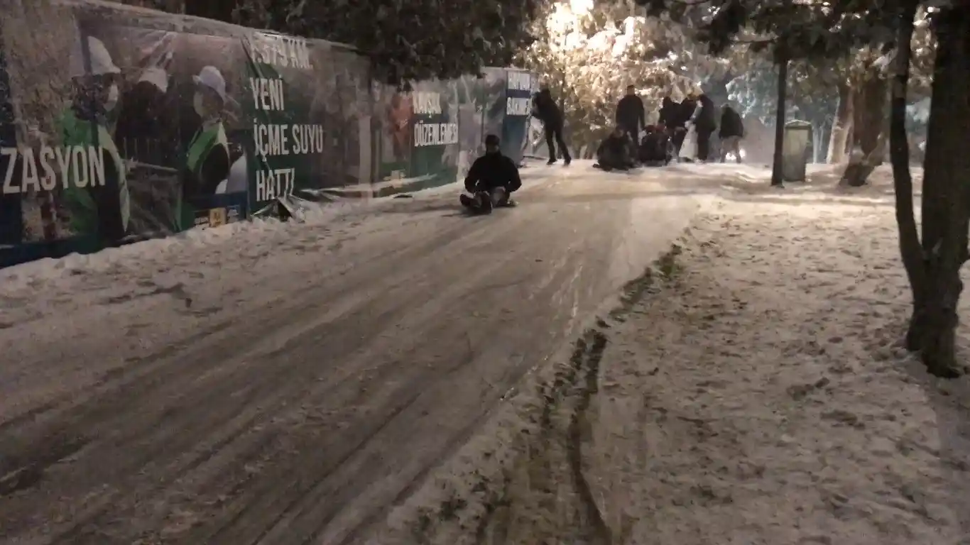 Konya’da naylon poşetli kayak keyfi
