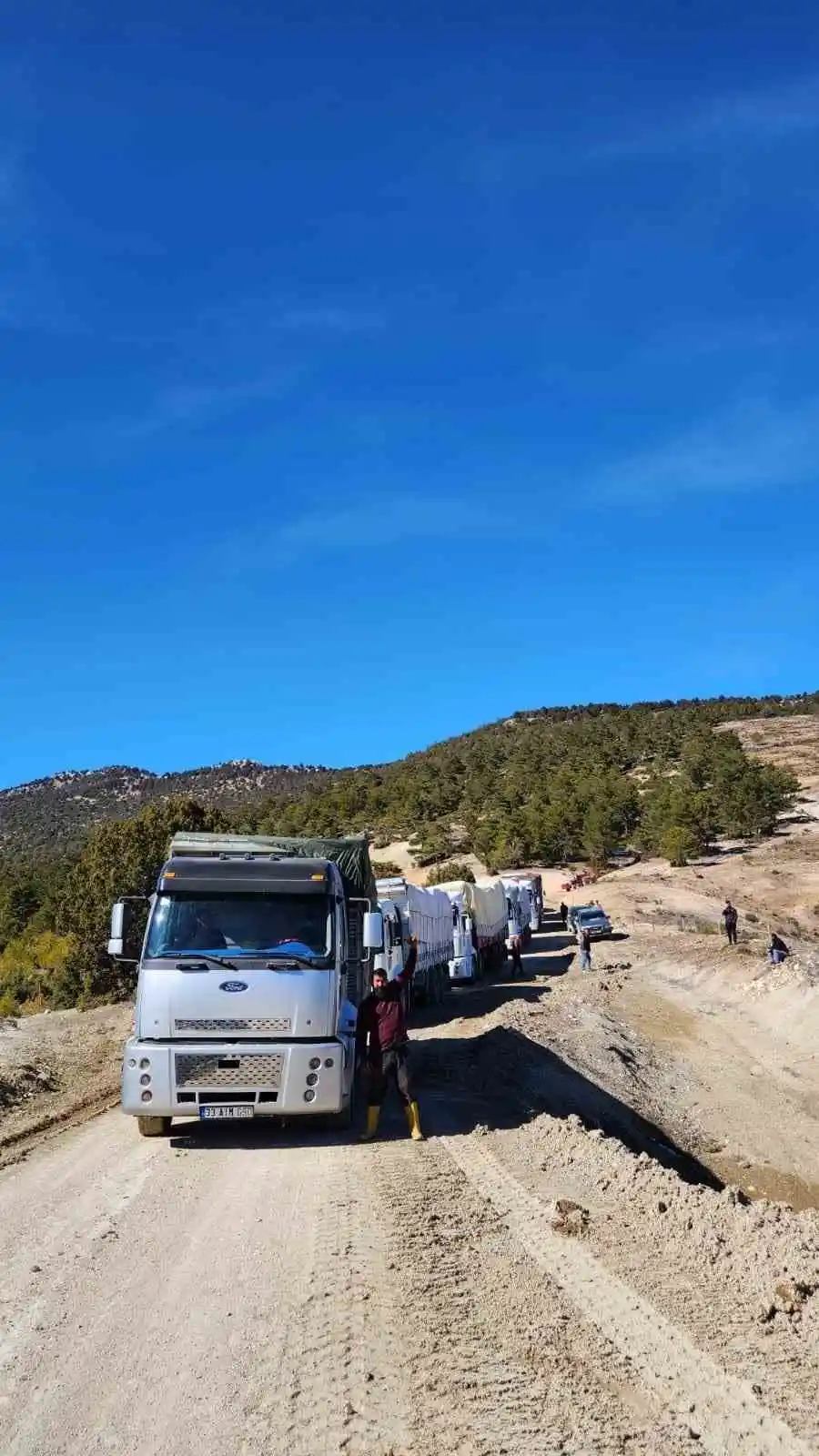 Korkuteli’den deprem bölgesine 11 kamyon odun yardımı
