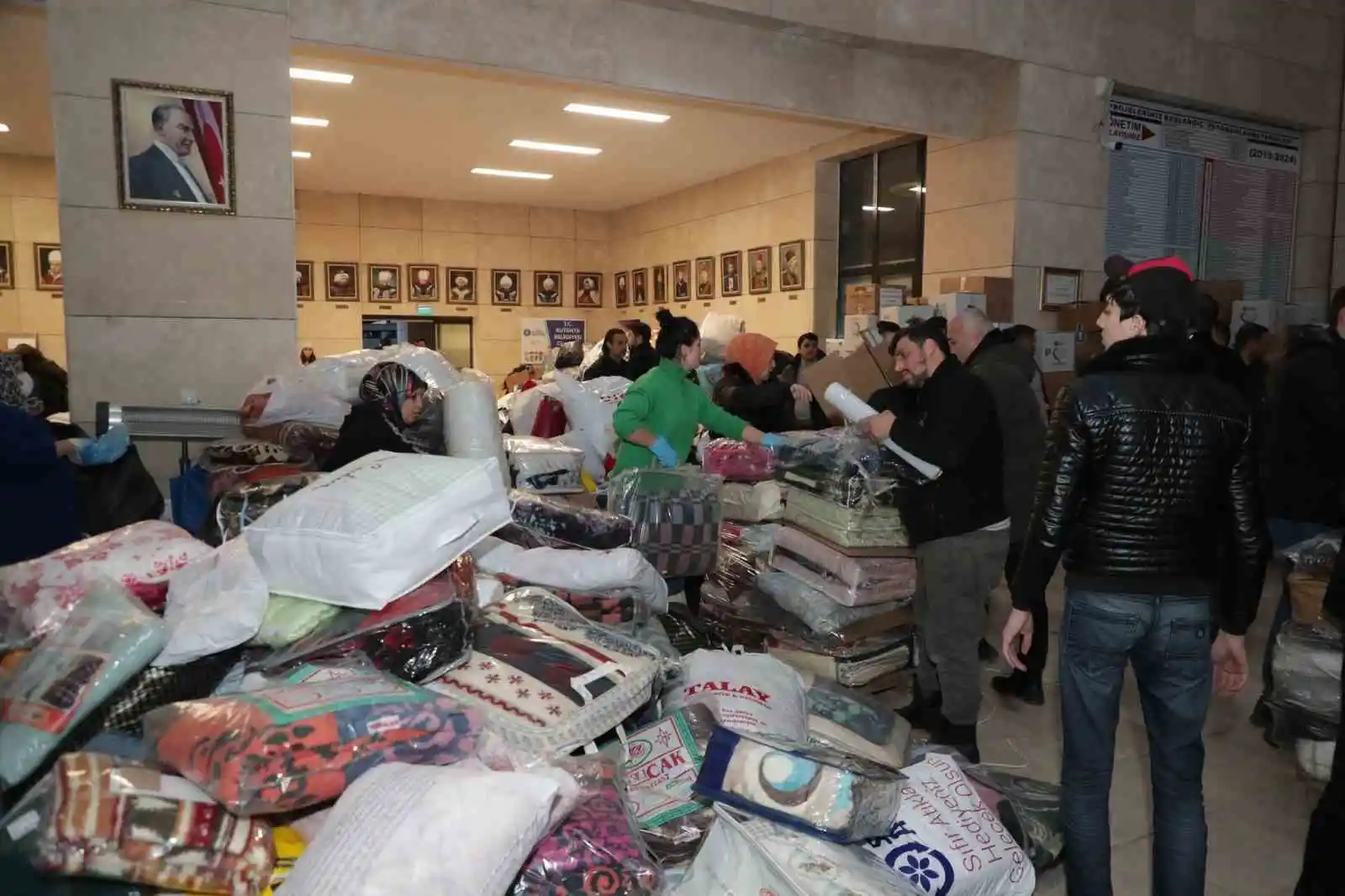 Kütahya Belediyesi tarafından toplanan yardım malzemeleri yola çıktı
