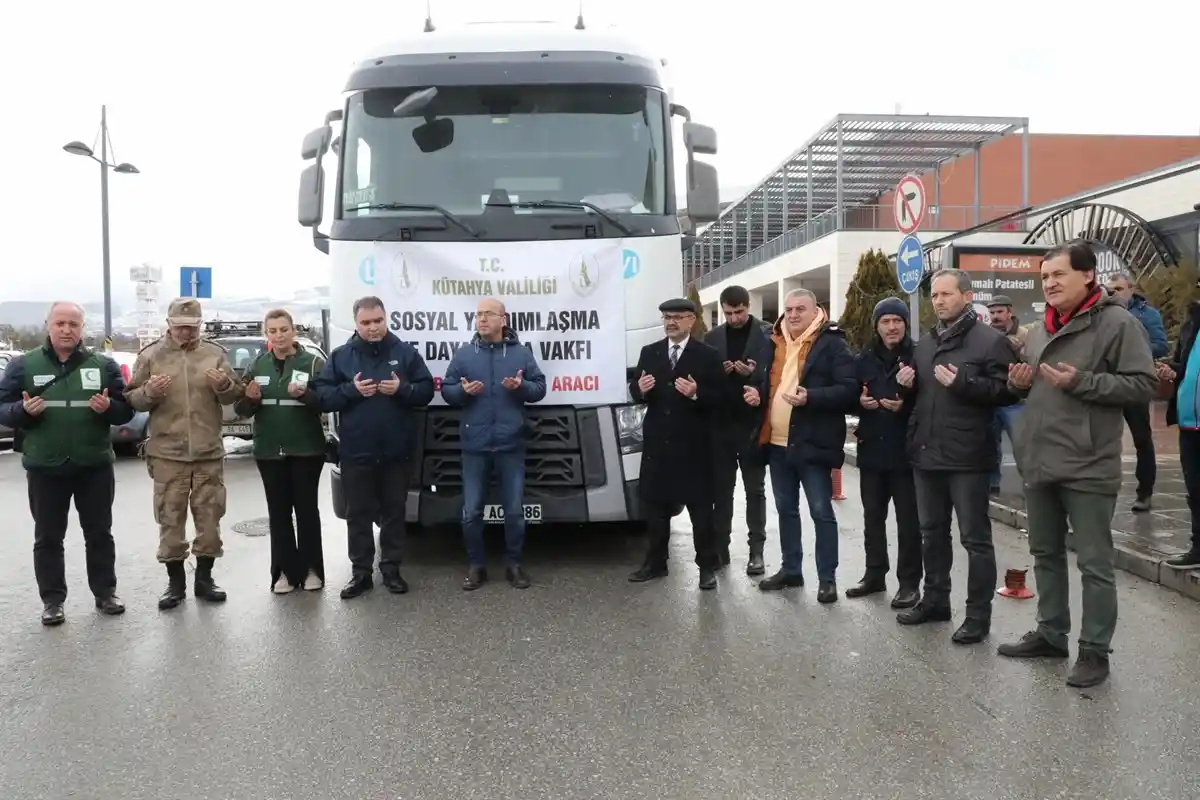 Kütahya'dan 21 yardım tırı dualarla afet bölgesine uğurlandı
