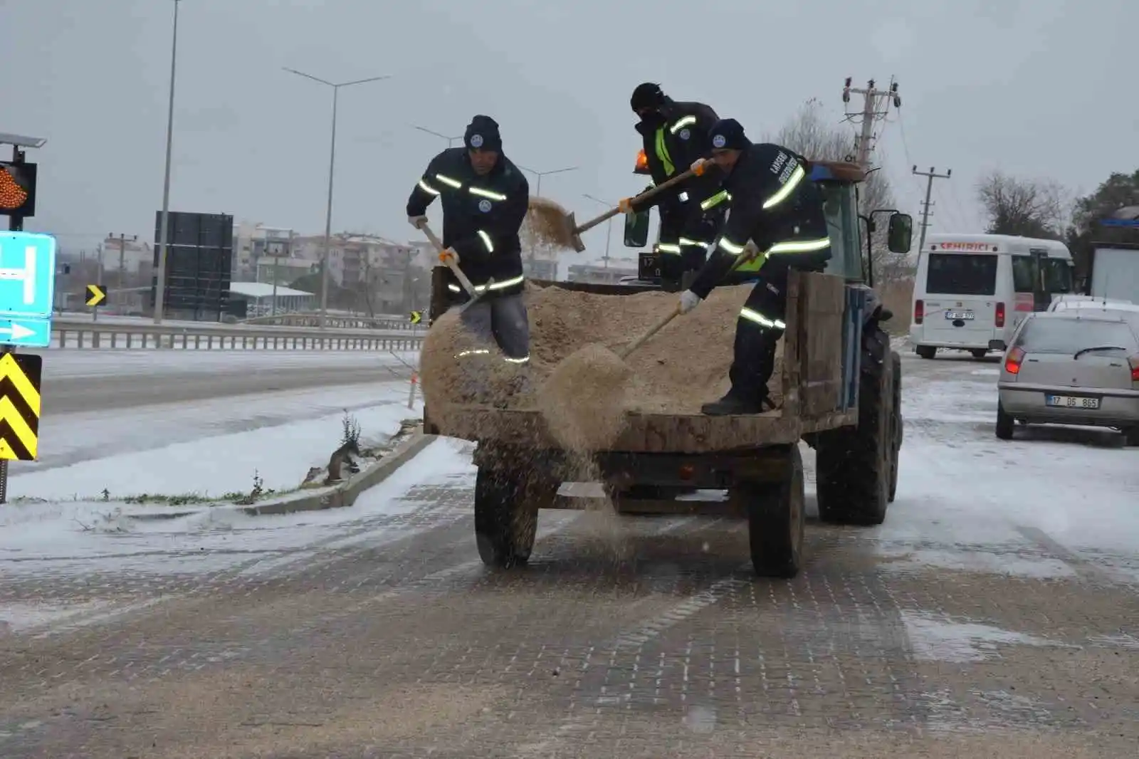 Lapseki Belediyesi ekipleri tuzlama ve yol açma çalışmalarına devam ediyor
