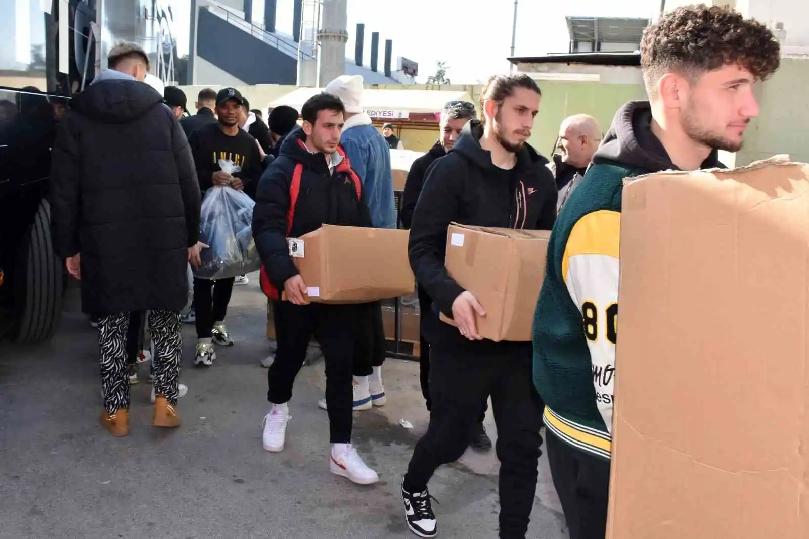 Manisa FK'dan deprem bölgesine malzeme desteği
