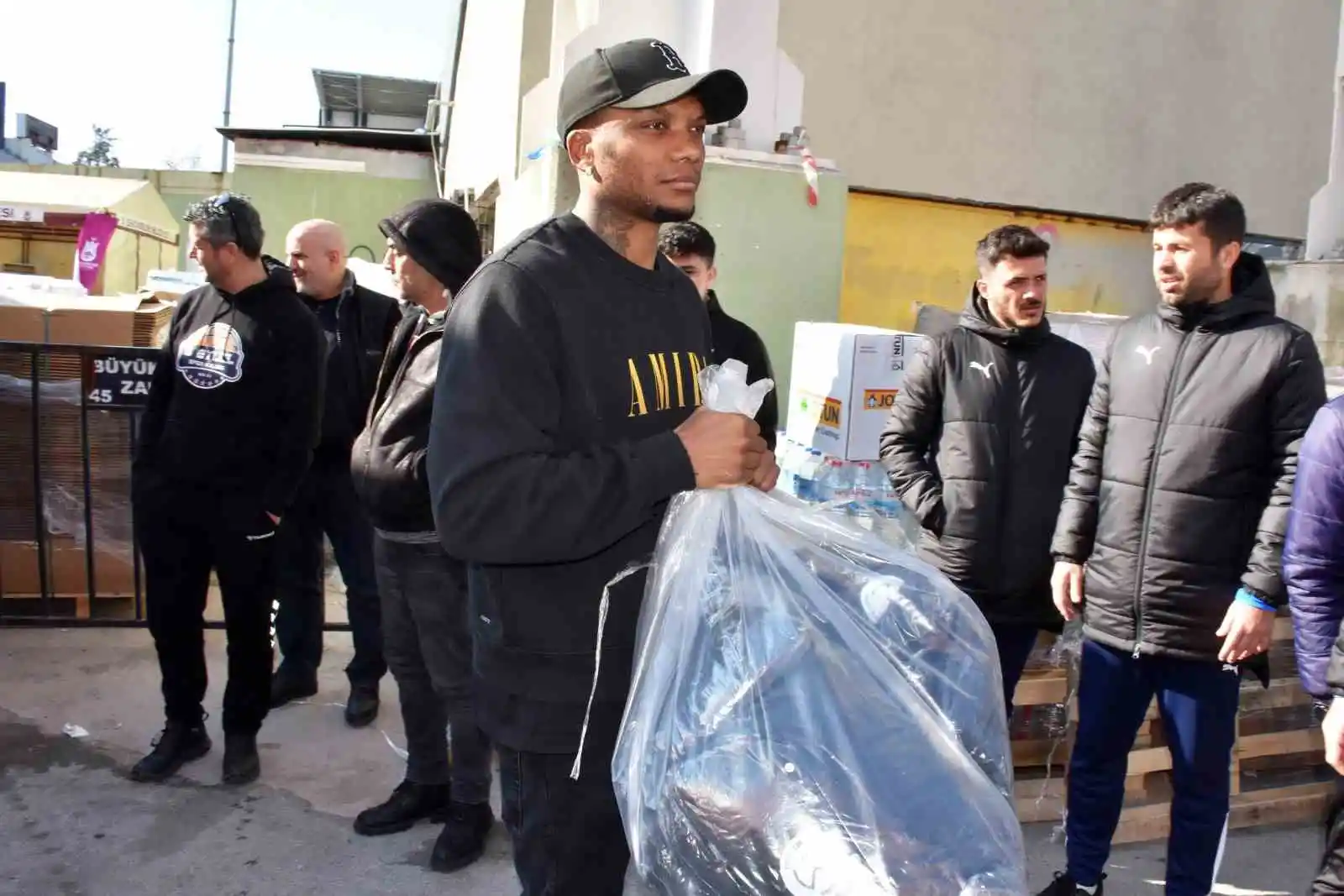 Manisa FK’dan deprem bölgesine malzeme desteği
