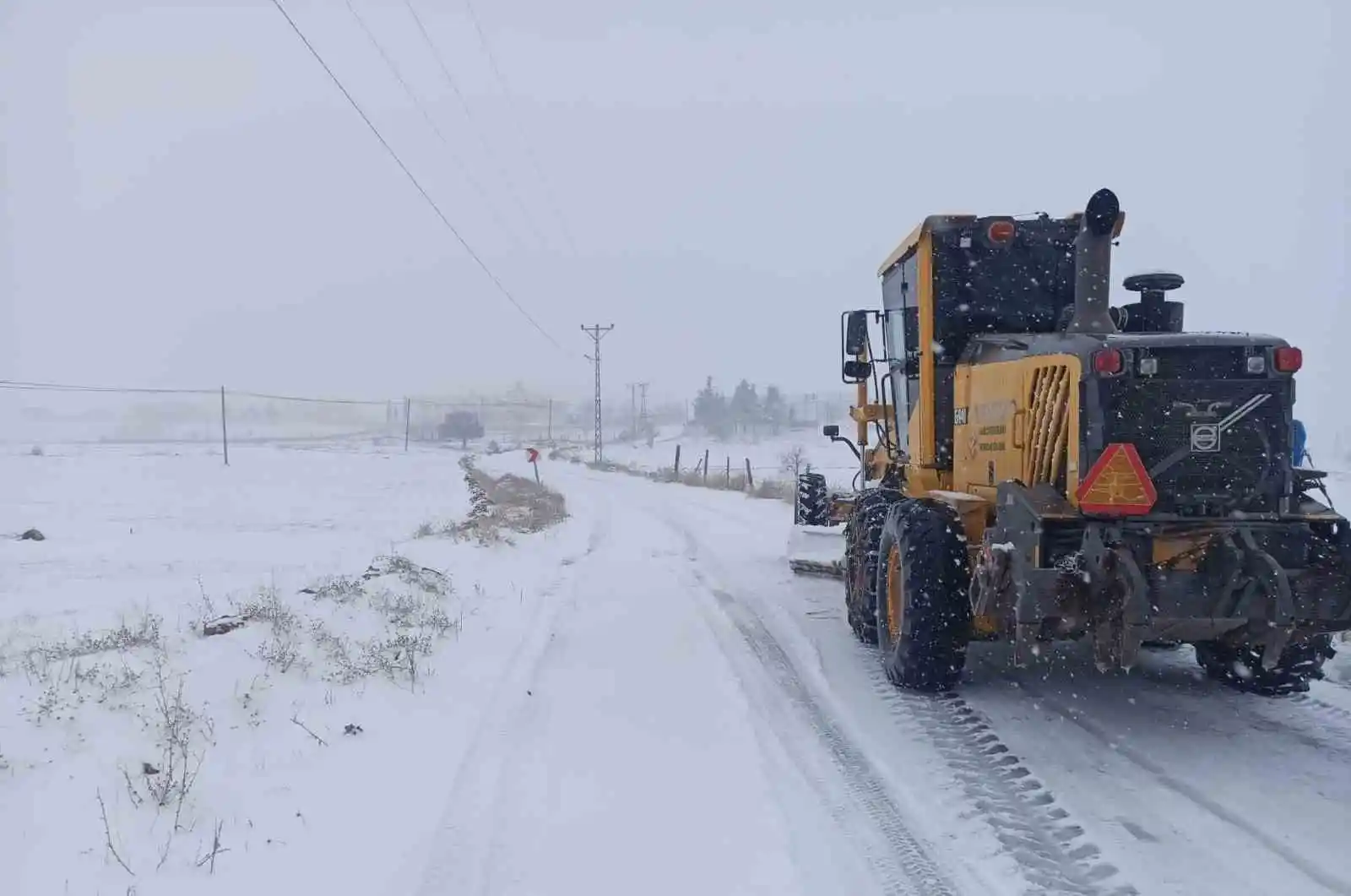 Mardin'de 218 mahallenin yolu ulaşıma kapandı
