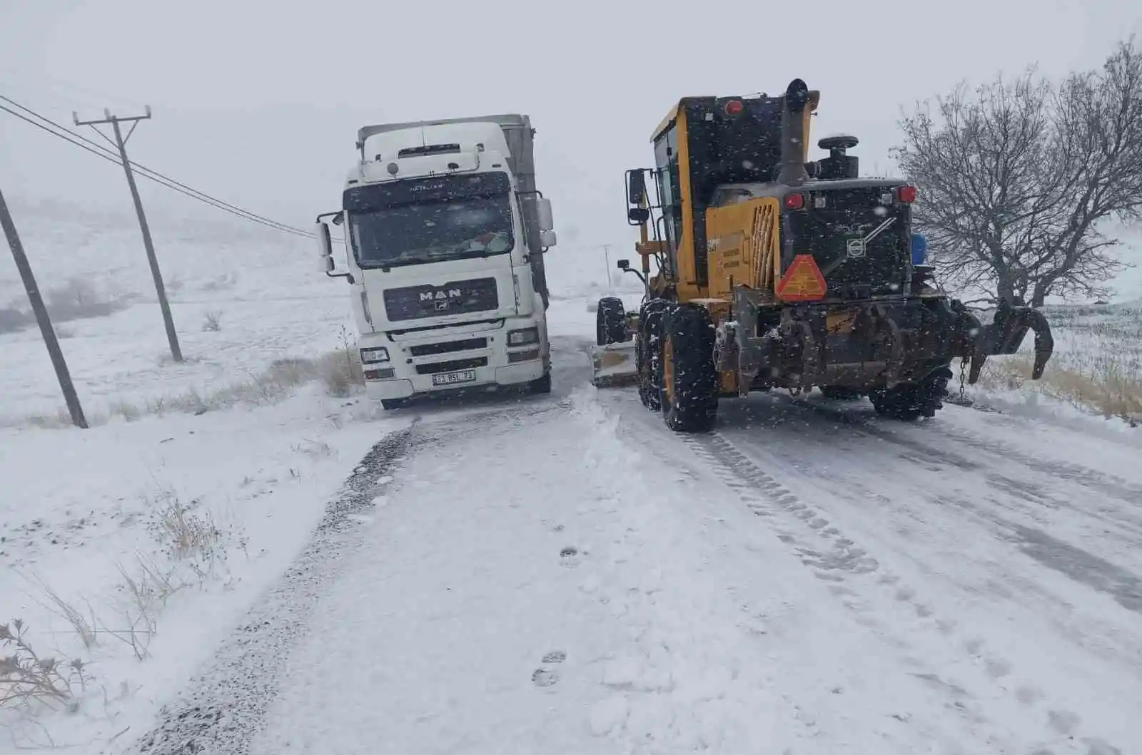 Mardin’de yolu kapanan 172 mahalle için ekipler çalışıyor
