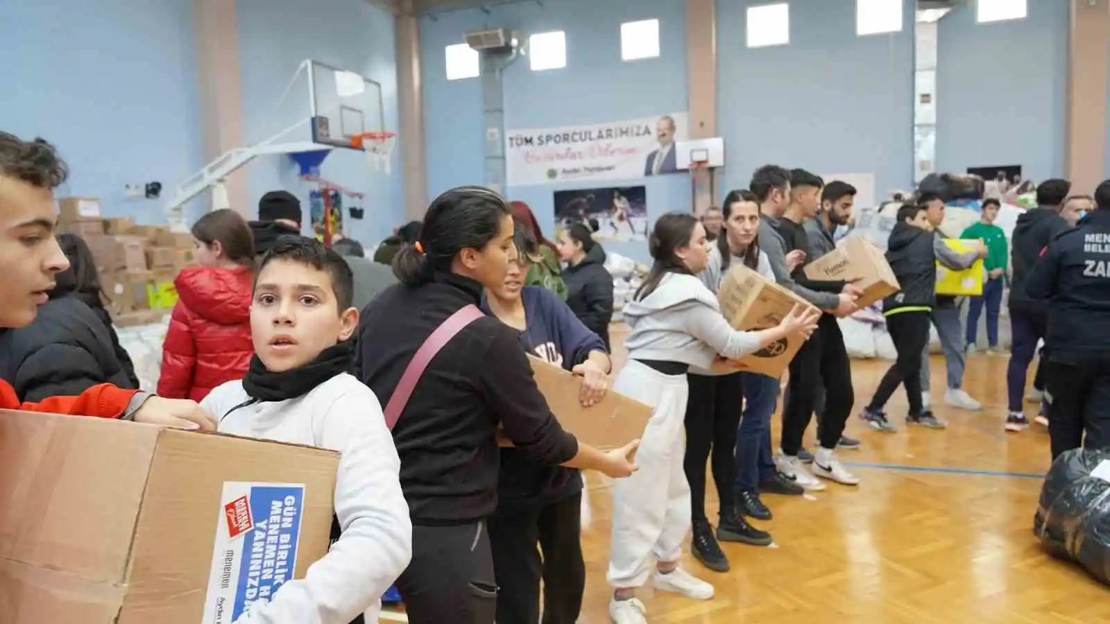 Menemen’de afetzedelere ihtiyaçlarına göre yardım
