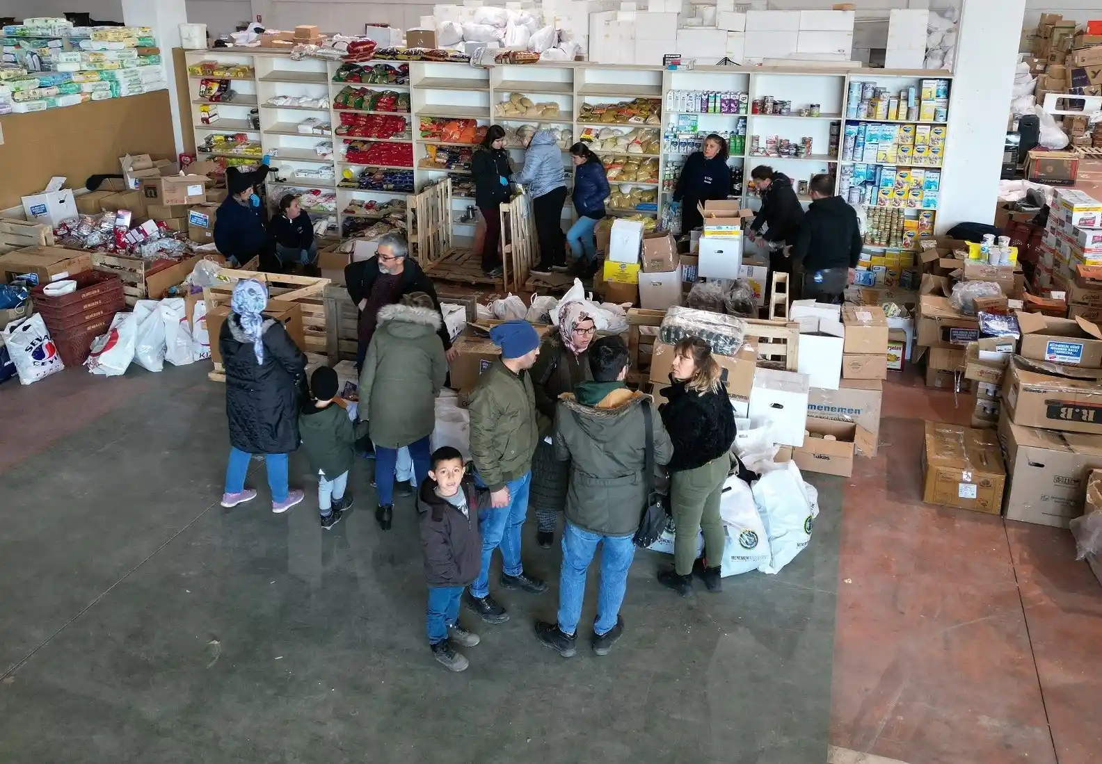 Menemen’de afetzedelere ihtiyaçlarına göre yardım
