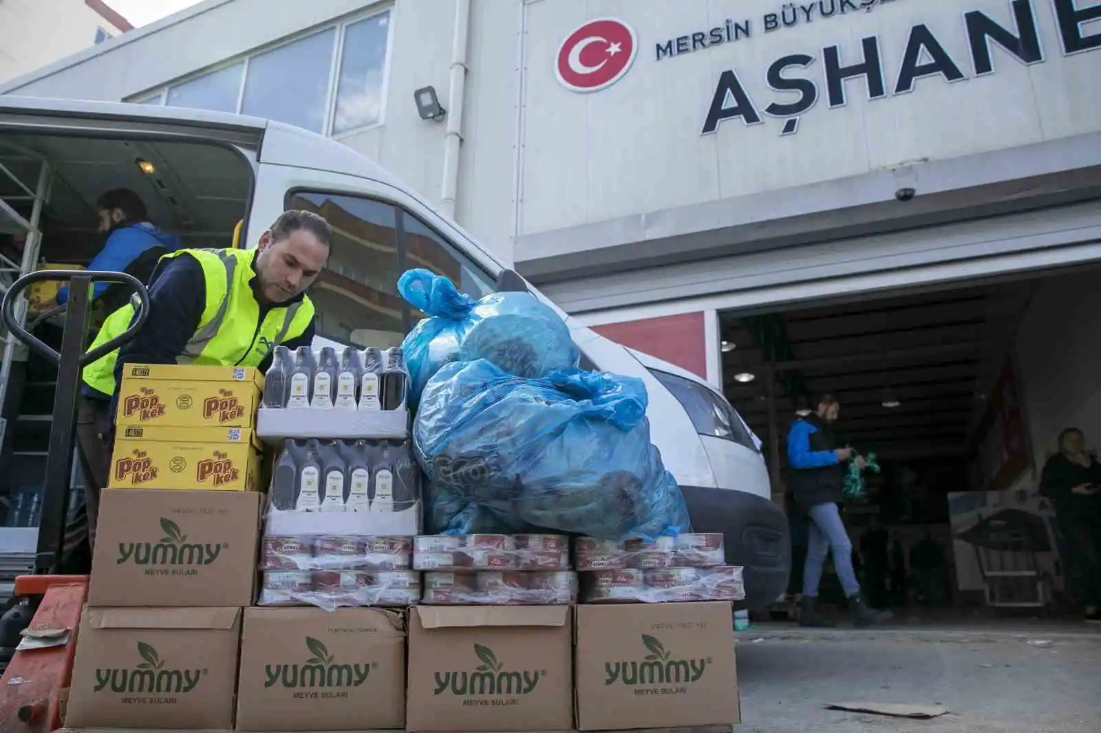 Mersin Büyükşehir Belediyesi ekipleri göçük altından 16 kişiyi kurtardı
