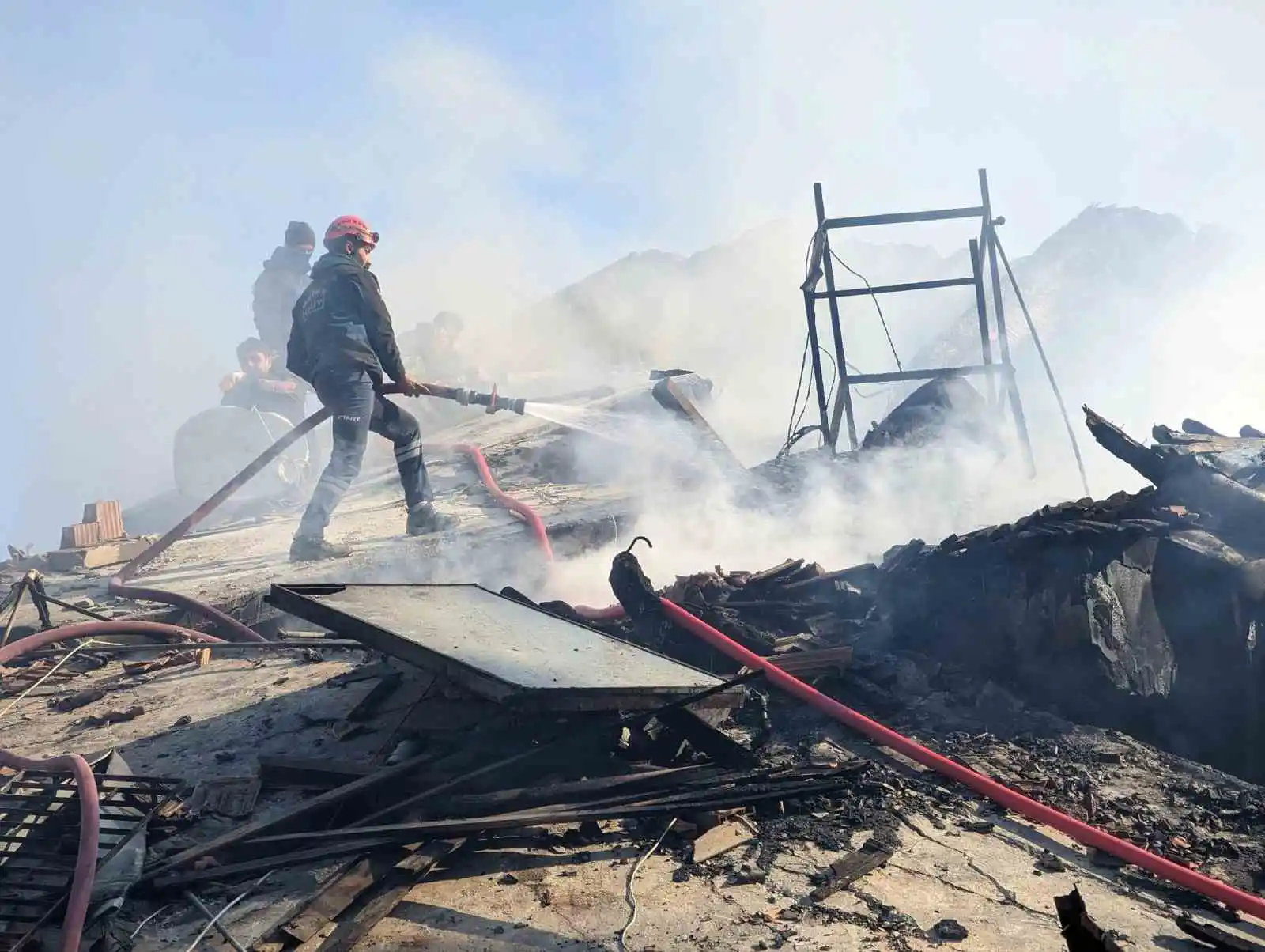 Mersin Büyükşehir itfaiyesi 57 kişiyi kurtardı
