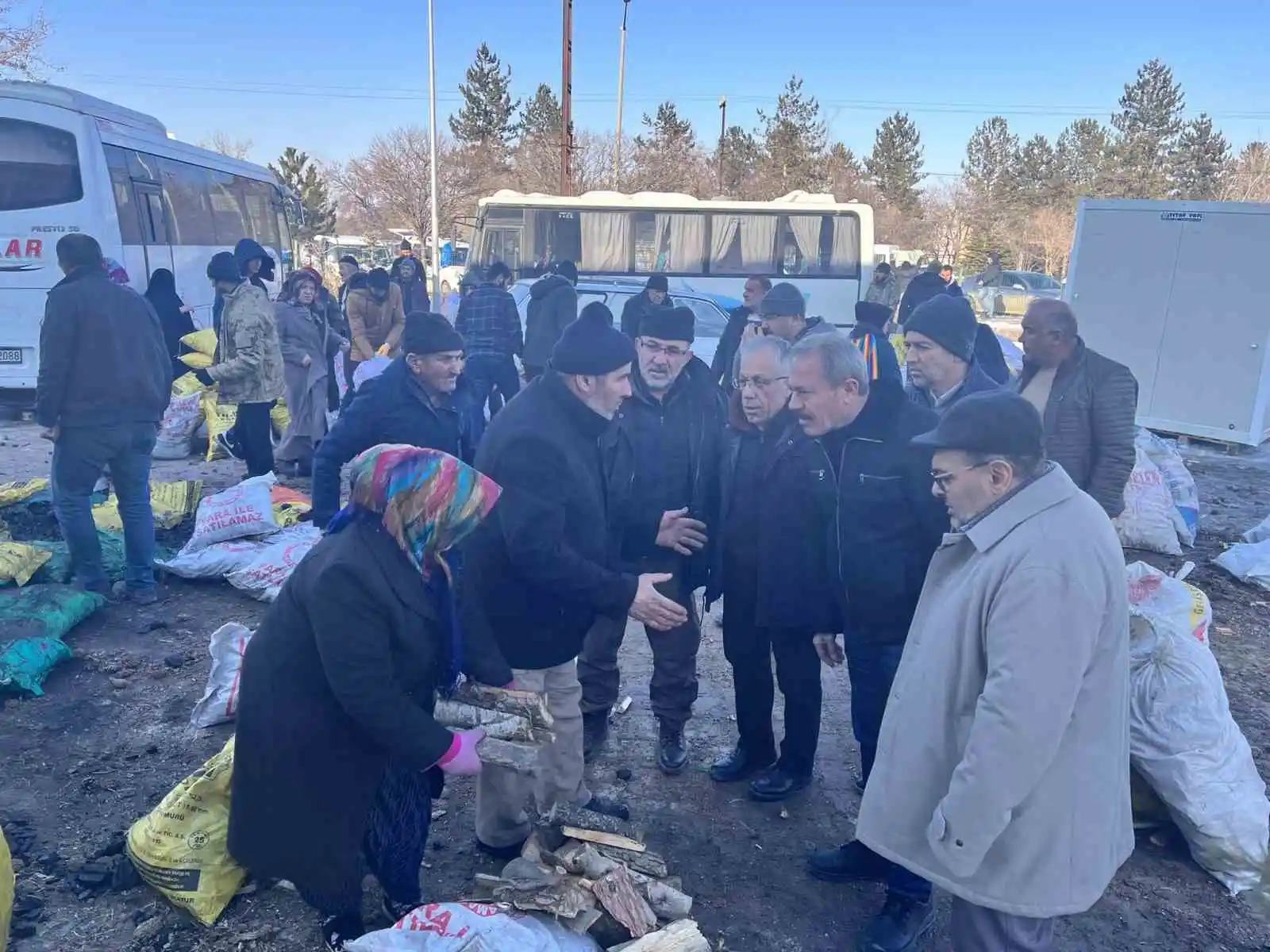 Milletvekili Tin, depremzedelerle görüştü
