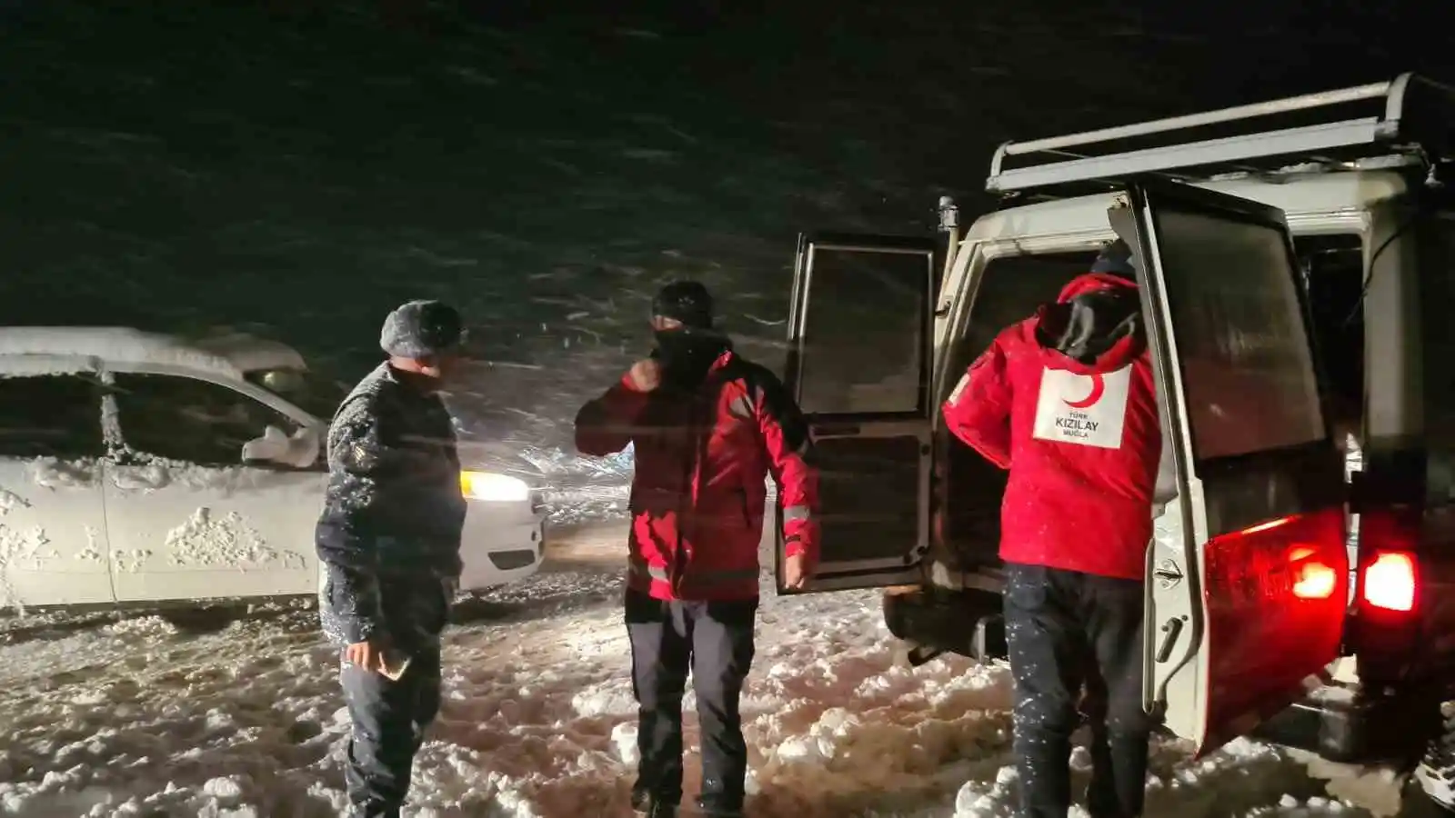 Muğla'da kar sebebi ile mahsur kalanlara kumanya dağıtıldı
