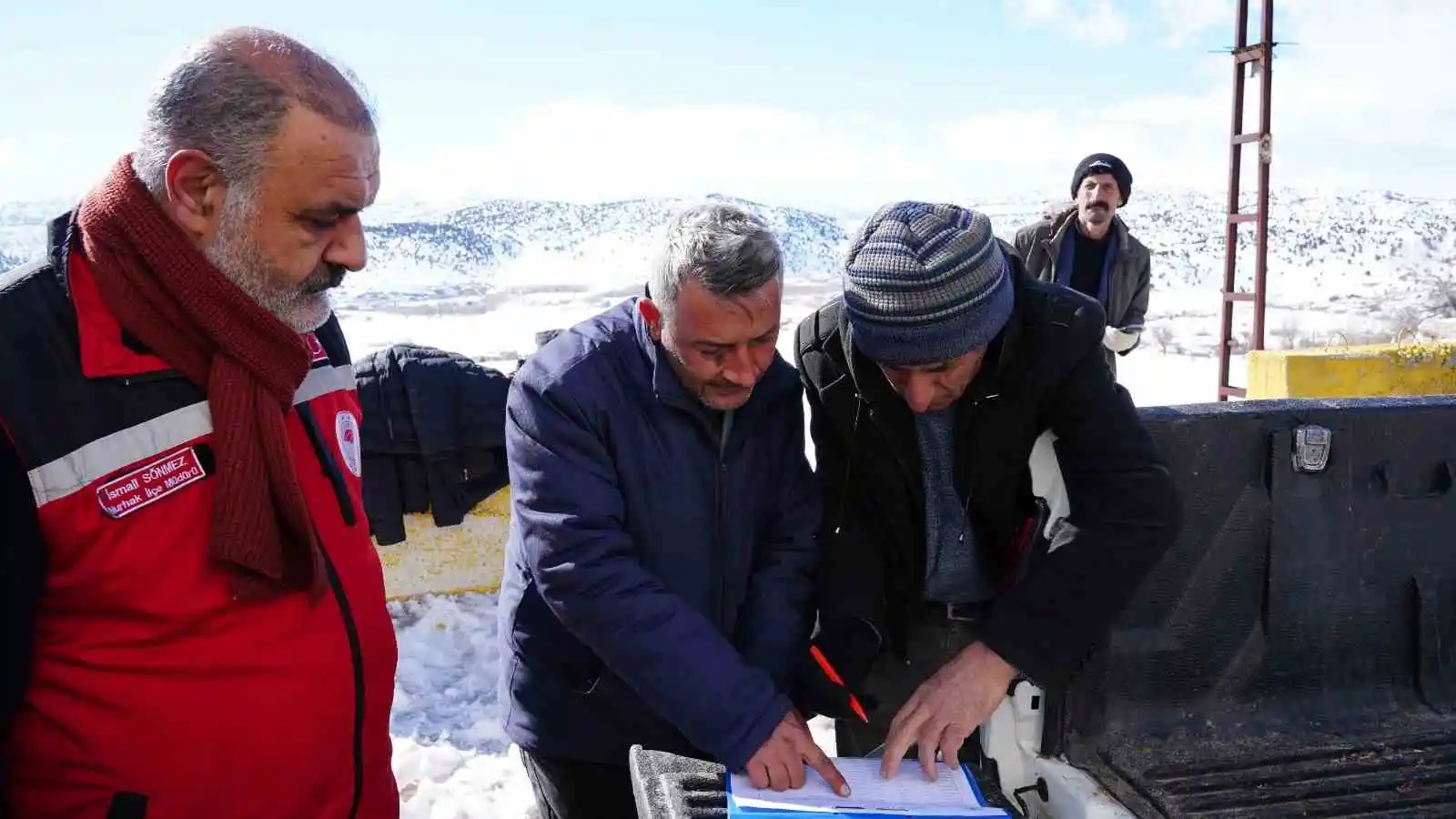 Muş Valiliğinden depremzede besicilere 250 ton yem desteği
